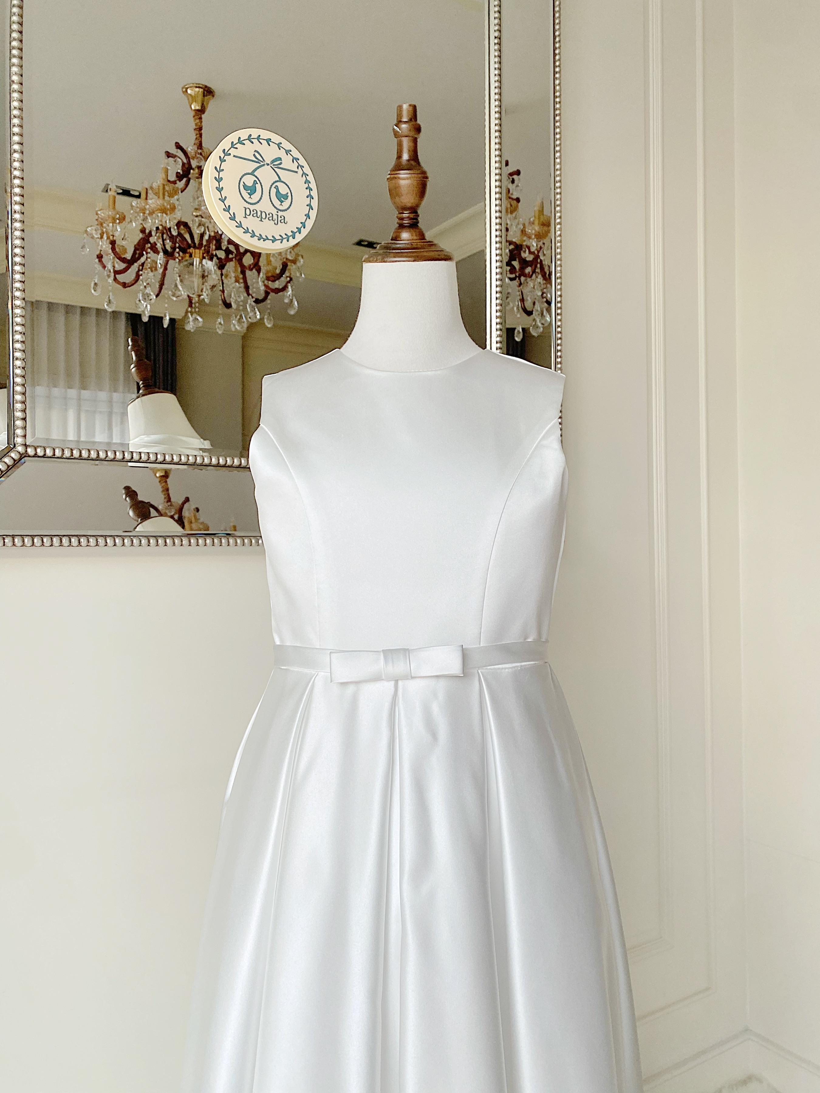 เดรสราตรียาวสีขาวออฟไวท์ แขนกุด ทรงเรียบหรูมินิมอล (งานไฮพรีเมี่ยม) ดีเทลประดับโบว์เล็กๆ ช่วงเอว