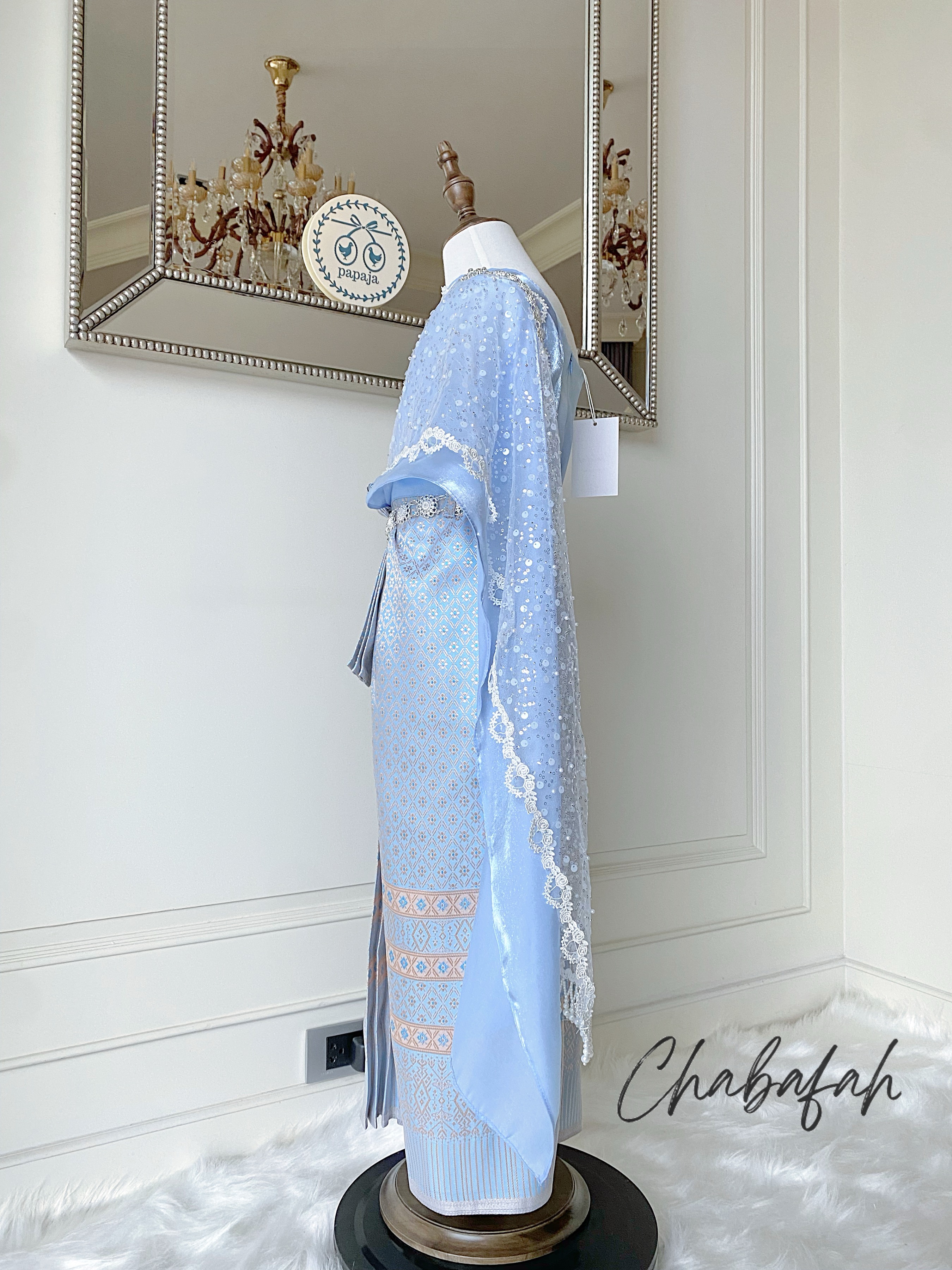 เดรสชุดไทยสไบเฉียง สีฟ้าพาสเทล แบรนด์ Chabafah พร้อมเครื่องประดับ 3 ชิ้น