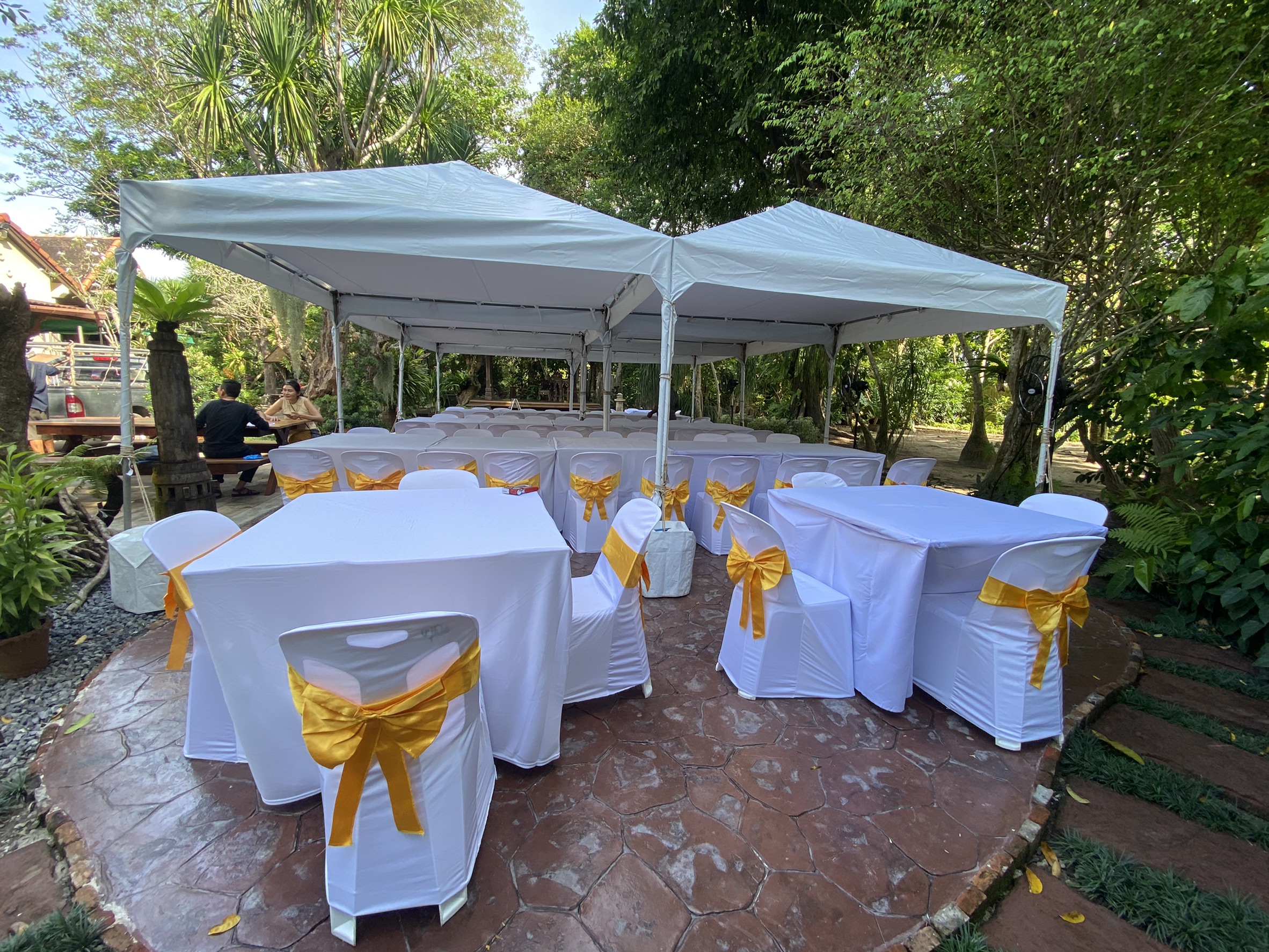 โต๊ะเหลี่่ยม1เมตร พร้อมเก้าอี้ (โต๊ะไม้) เหมาะสำหรับงานจัดเลี้ยงประเภทต่างๆ