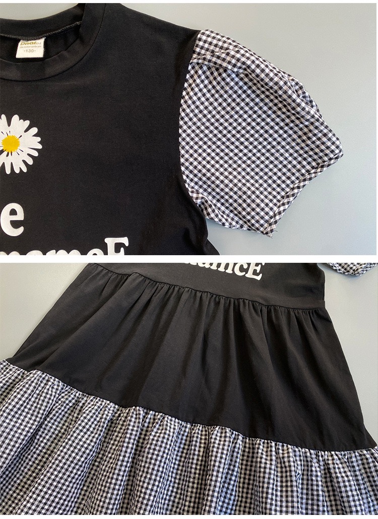 เดรสยาวแขนตุ๊กตาสีดำ สกรีนลายช่วงอก แต่งผ้าลายสก็อตที่แขนและชายกระโปรง
