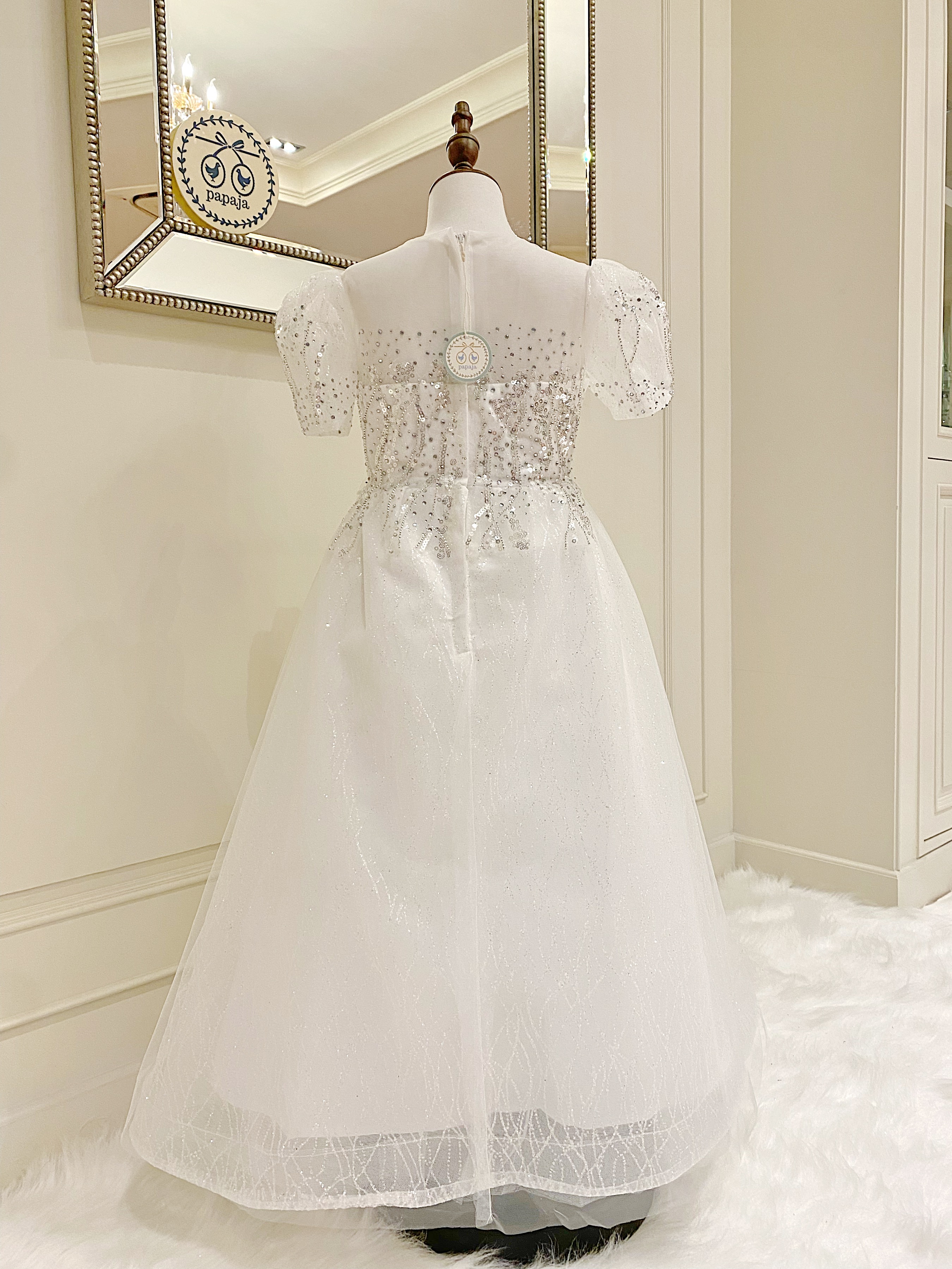 เดรสออกงานราตรียาวแขนตุ๊กตา สีขาวออฟไวท์บริสุทธิ์ ดีเทลปักลายเถาวัลย์ระย้าสีเงินวิ้งๆ ที่ช่วงอก