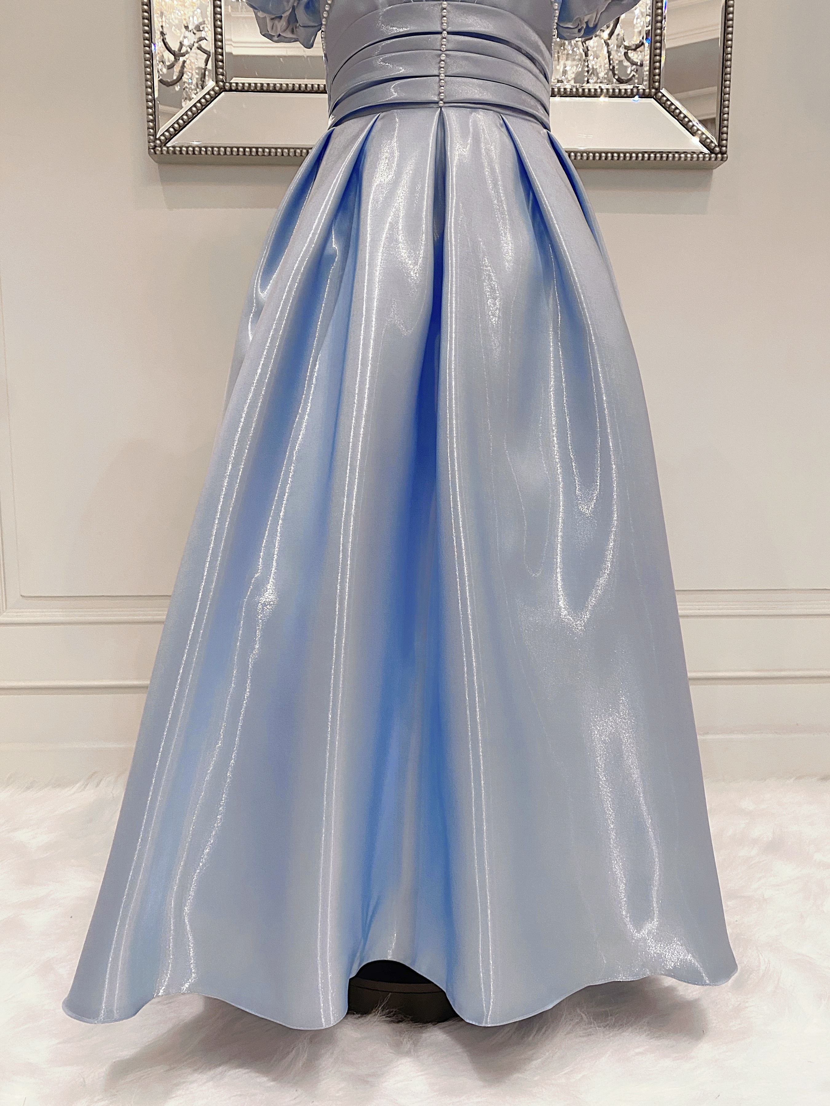 เดรสราตรียาวสีฟ้าครามแขนตุ๊กตา ดีเทลจับเดรปช่วงบนและเอว ผ้าดัสเชสเนื้อไหมแก้ว ชุดนี้คัตติ้งและผ้าสวยมากๆ