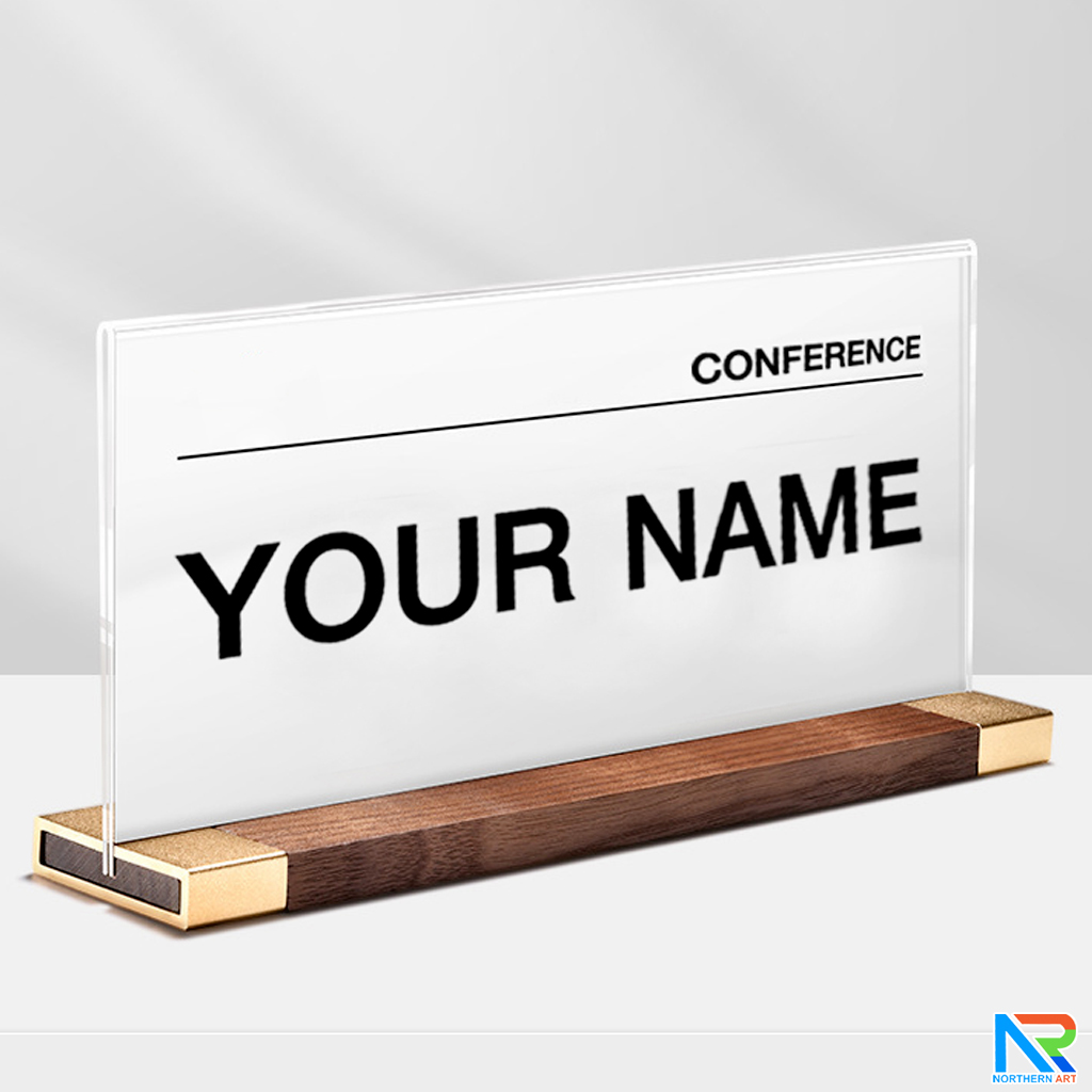 ป้ายชื่อตั้งโต๊ะ รุ่น T4 ขนาด 9x 20 ซม. ฐานไม้จริงสีวอลนัท พร้อมอะคริลิคใส สอดงานพิมพ์ด้านข้าง โชว์งานพิมพ์2 ด้าน