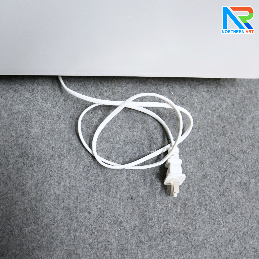 แท่นโชว์สินค้า สีขาว พร้อมไฟLED สีฟ้า ขนาด (W)40 x (L)40 x (H)100 cm. TOP กระจก