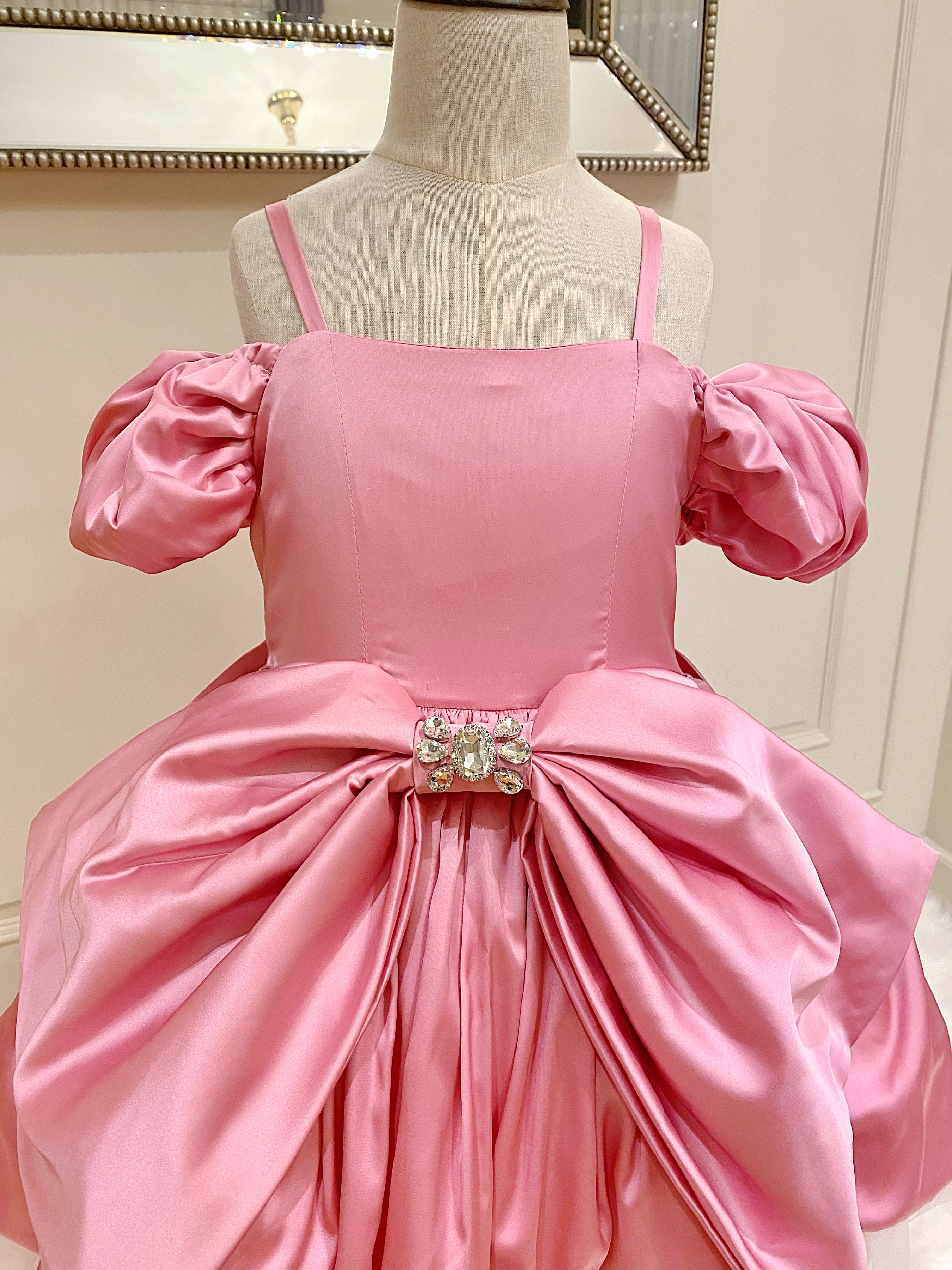 มินิเดรสทรงบอลลูนสีชมพูบาร์บี้ มีประดับโบว์โตด้านหลัง (ไม่รวมที่ติดผม)