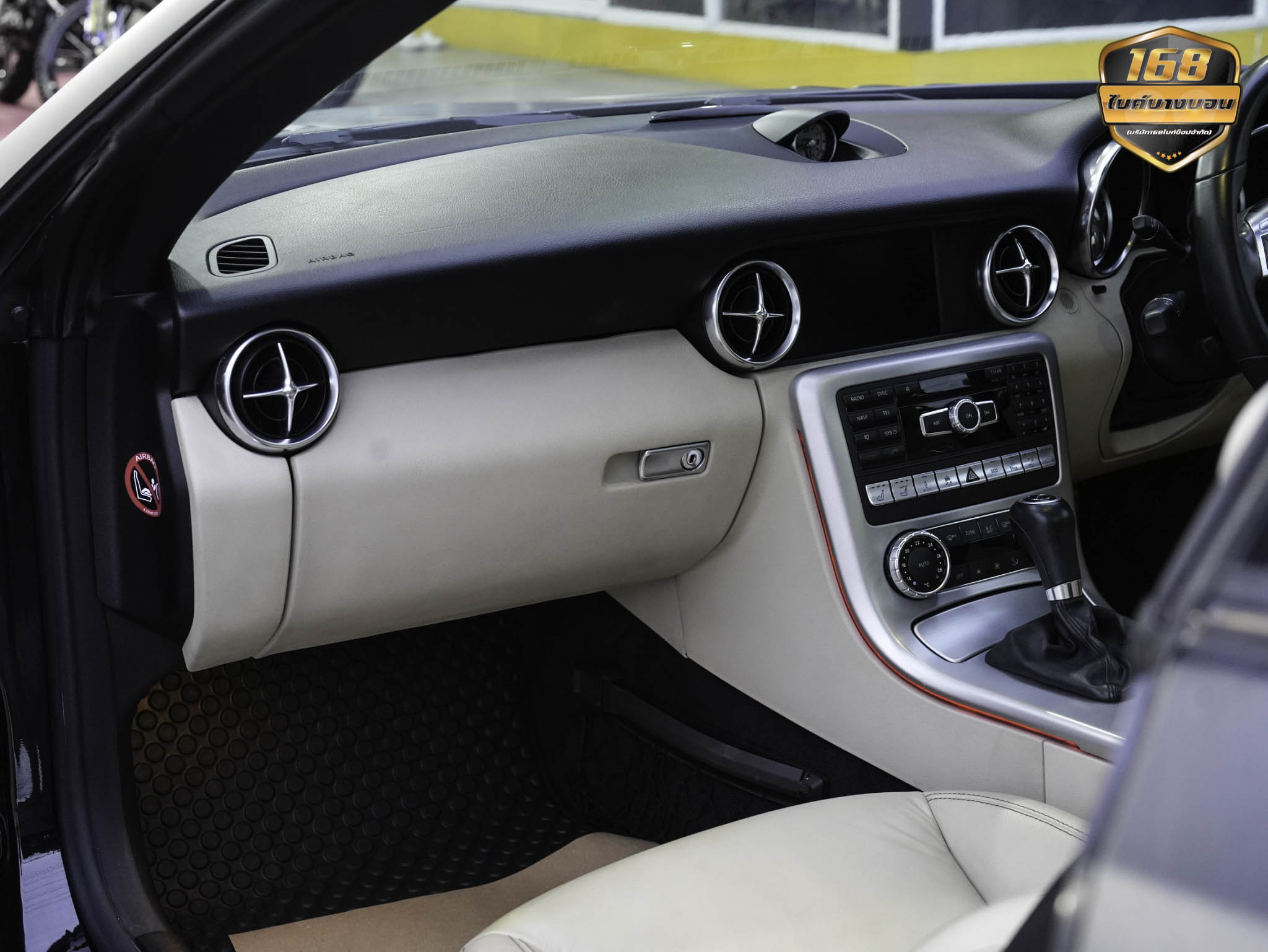 Mercedes-Benz SLK200 Kompressor (R172) จดปี 2015 ดาวห์เริ่มต้นที่ 49,000 บ.