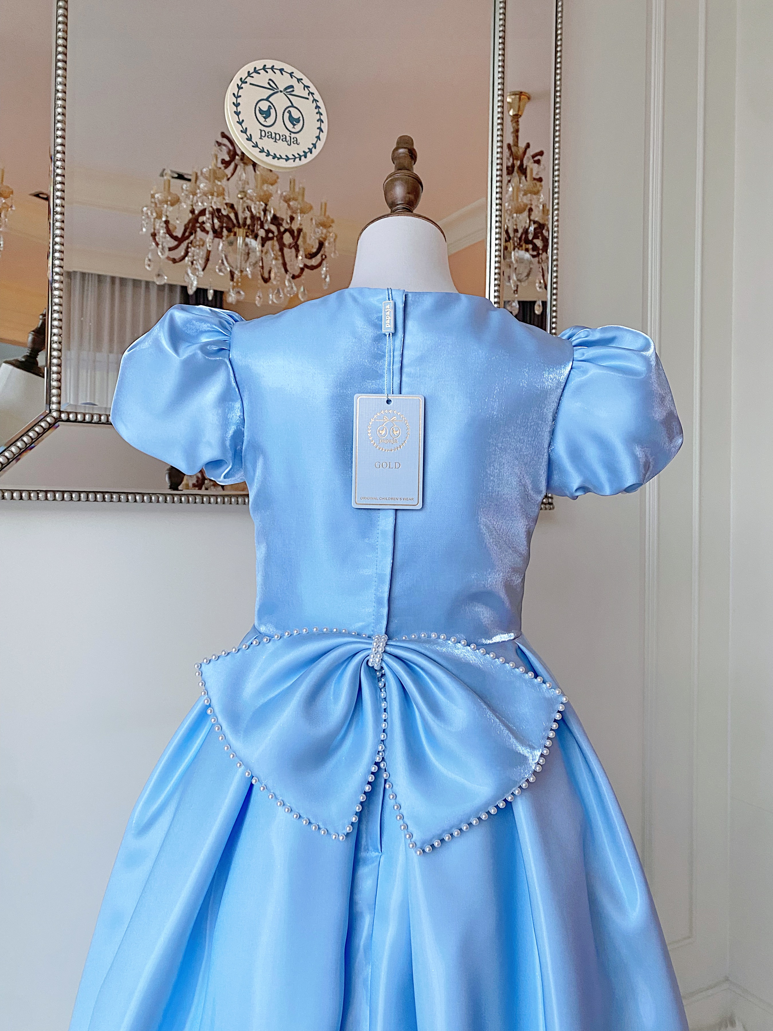 เดรสราตรียาวสีฟ้าครามแขนตุ๊กตา ดีเทลจับเดรปช่วงบนและเอว ผ้าดัสเชสเนื้อไหมแก้ว ชุดนี้คัตติ้งและผ้าสวยมากๆ