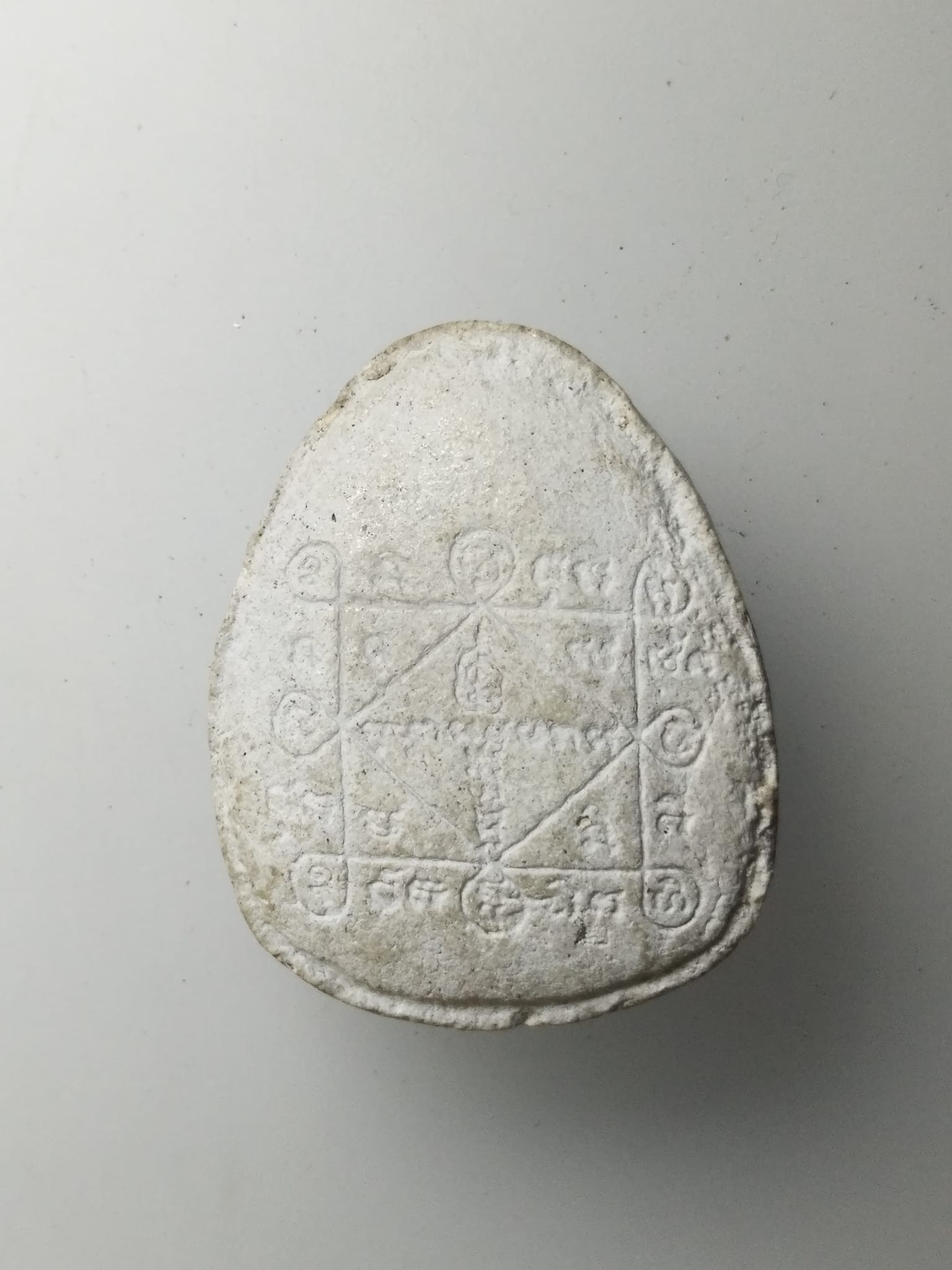 H338 พระปิดตาข้างกนก เนื้อผง หลังยันต์ ไม่ทราบที่