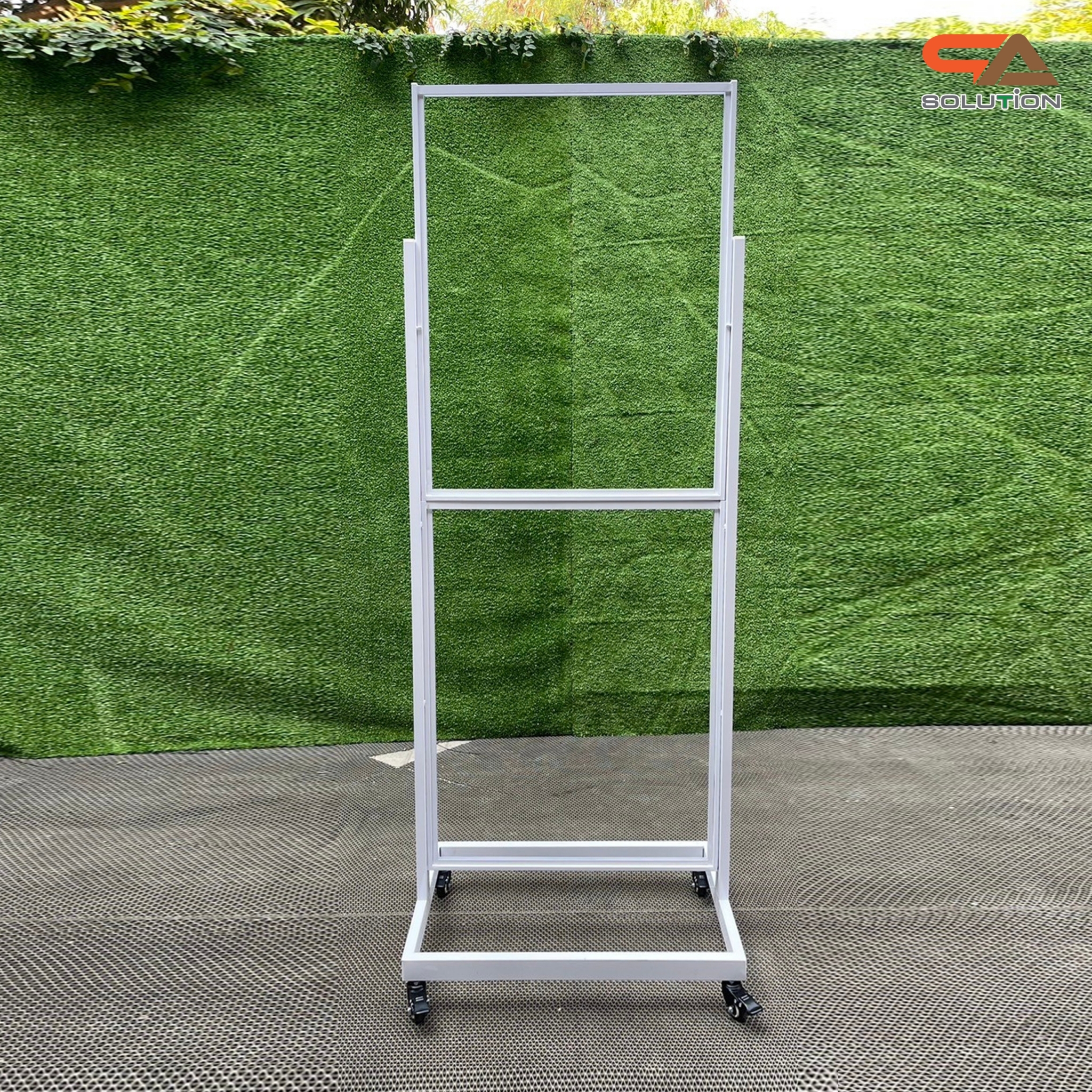 ป้ายตั้งพื้นเหล็ก กรอบคู่ สีขาว มีล้อ (W) 58 × (L) 73 x (H) 160 cm. สอดงานด้านบน โชว์ภาพ2ด้าน ถอดประกอบได้