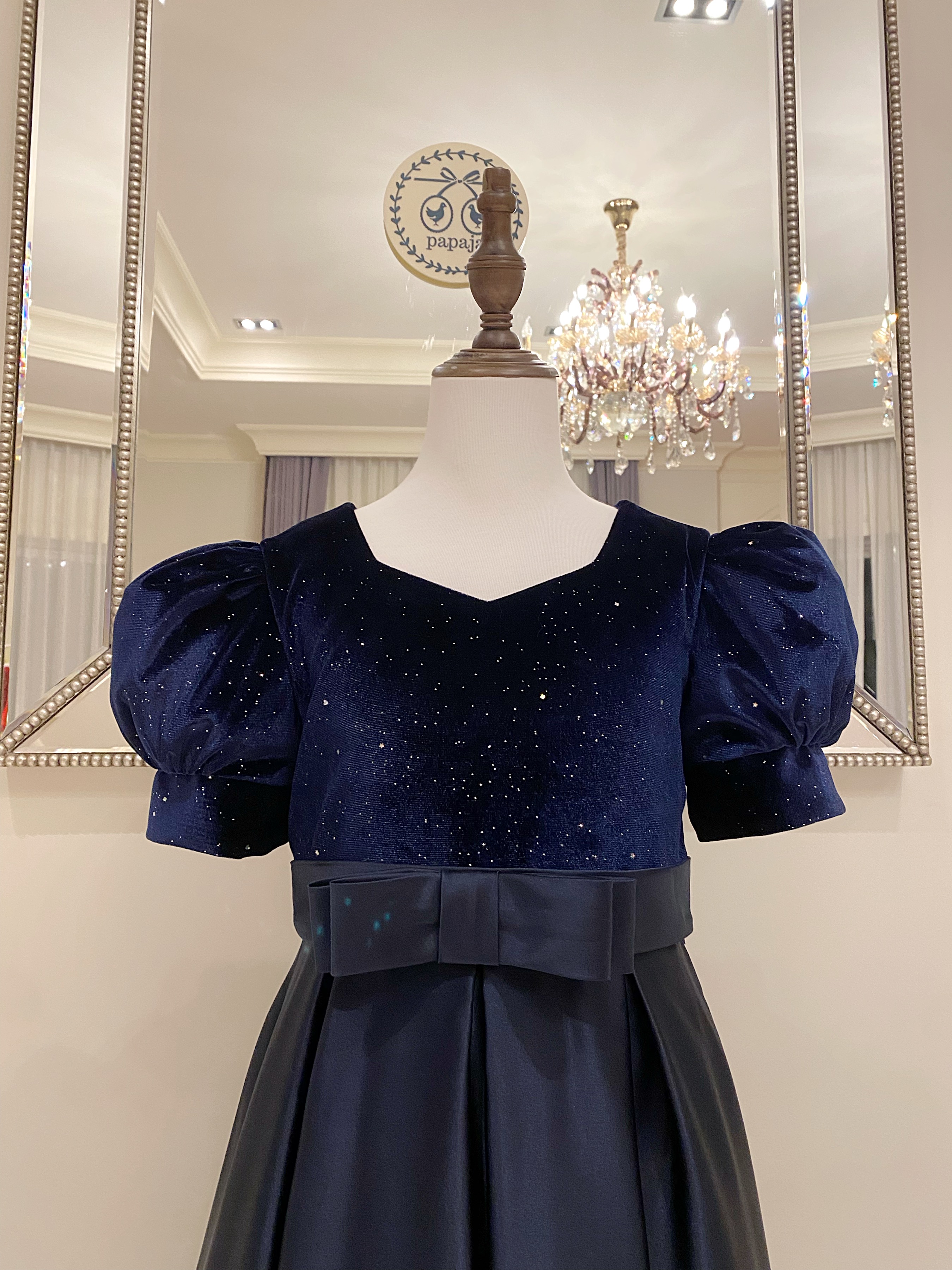 เดรสราตรียาวสีน้ำเงินกรมท่าแขนตุ๊กตา ดีเทลช่วงบนกำมะหยี่ตัดกับช่วงล่างผ้าซาติน