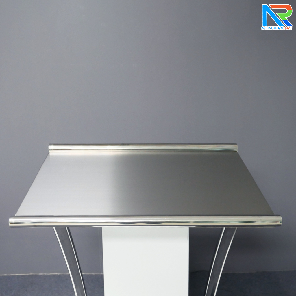 โพเดียมไม้ยืนคู่ Top หุ้มสแตนเลสยืนคู่ สีขาว ขนาด (W) 90x (L) 59 x (H) 120 cm. พร้อมตกแต่งเสาโค้งสแตนเลสเกรด 304