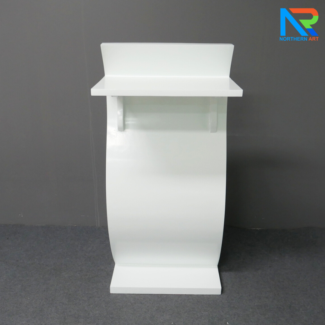 โพเดียมไม้ สีขาว ทรง S ขนาด (W)55 x (L)35 x (H)119 ซม. พร้อมอะคริลิคติดหมุดด้านหน้า สำหรับติดโลโก้