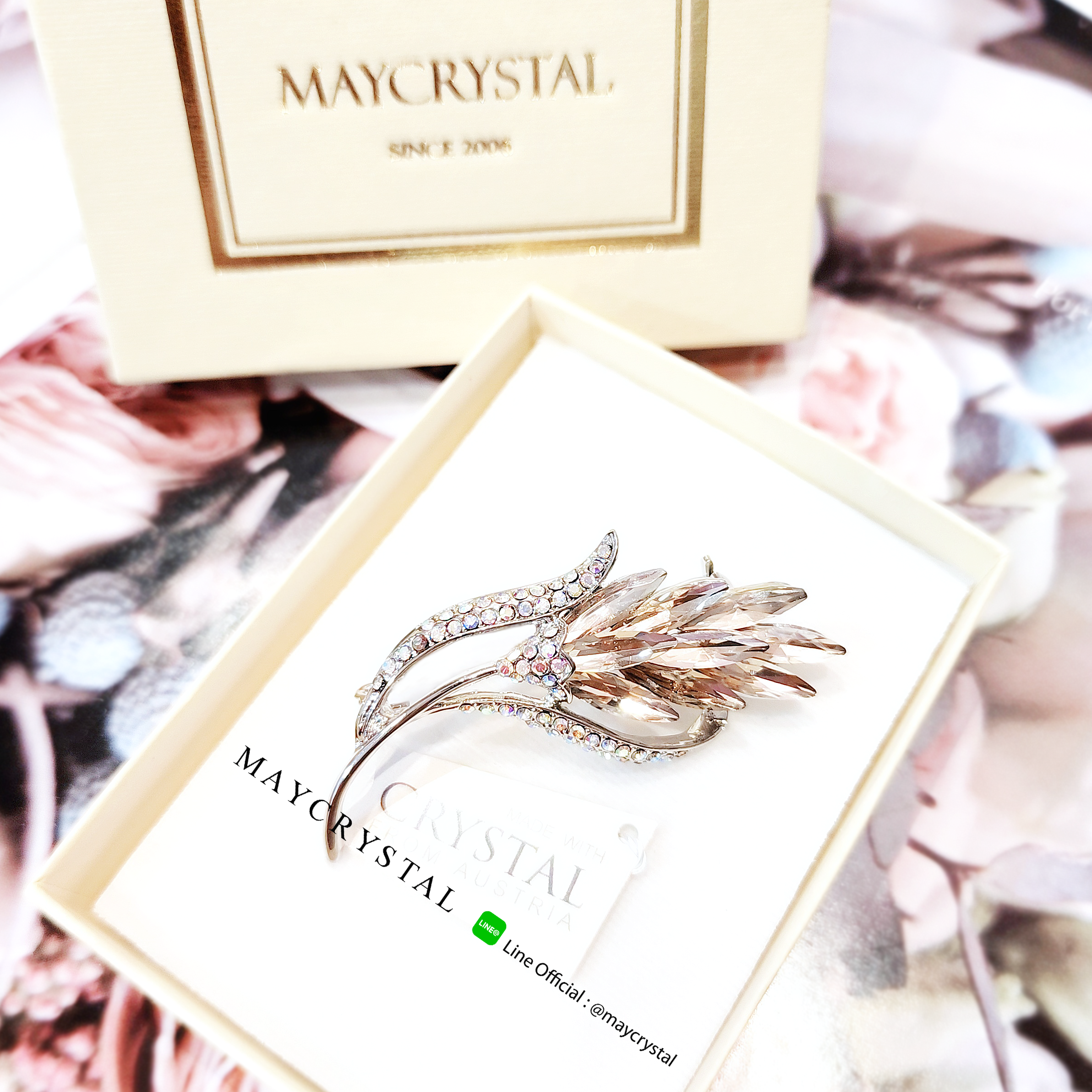 เข็มกลัดคริสตัลจากประเทศออสเตรีย (Embellished with Crystals from Austria) ,Premium zirconia