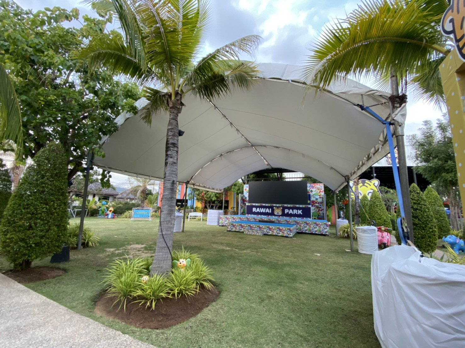 เต็นท์โดม ขนาดกว้าง 8 เมตร ความยาวไม่จำกัด ทรงโค้งสีขาวเหมาะสำหรับงานจัดงานทุกประเภท