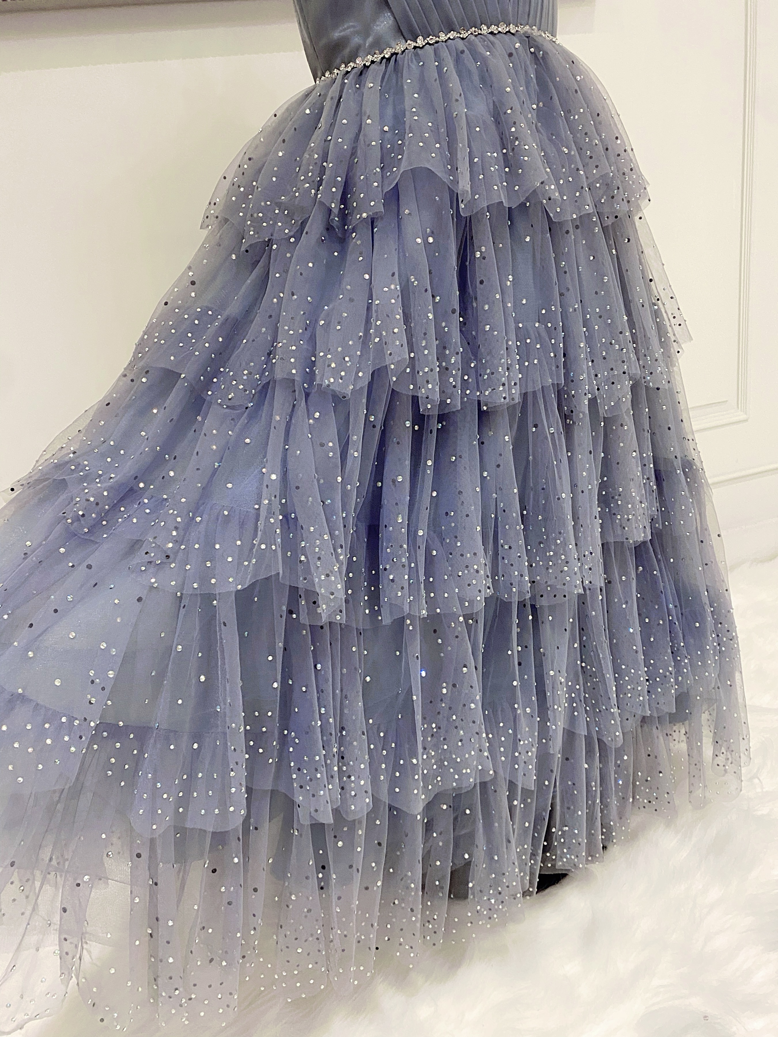 เดรสราตรียาวสีฟ้าครามแขนกุด (งานไฮพรีเมี่ยม) ดีเทลกระโปรงระบายประดับคริสตัล Swarovski แท้ทีละเม็ดด้วยมือ