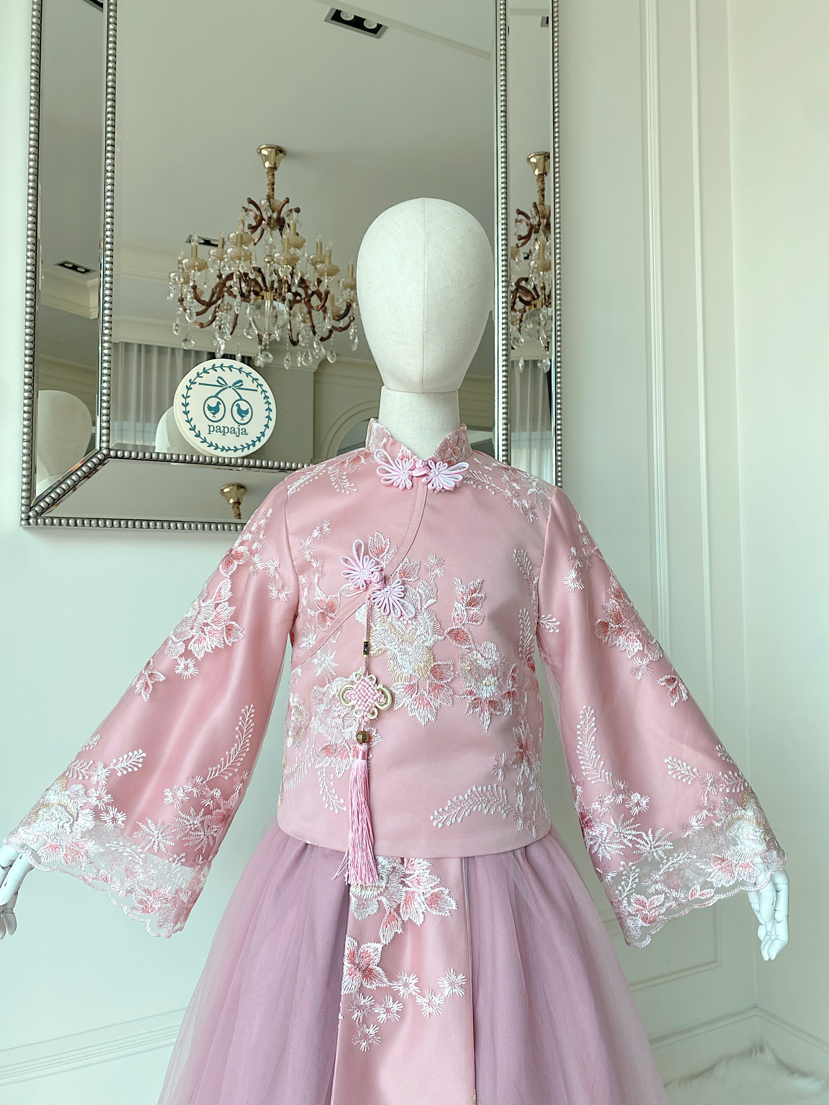 เซตเสื้อแขนยาวกี่เพ้าและกระโปรงยาวสีชมพูหวาน ผ้าลูกไม้ฉลุสวยหวาน ดีเทล Charm แบบจีนโบราณประดับพู่