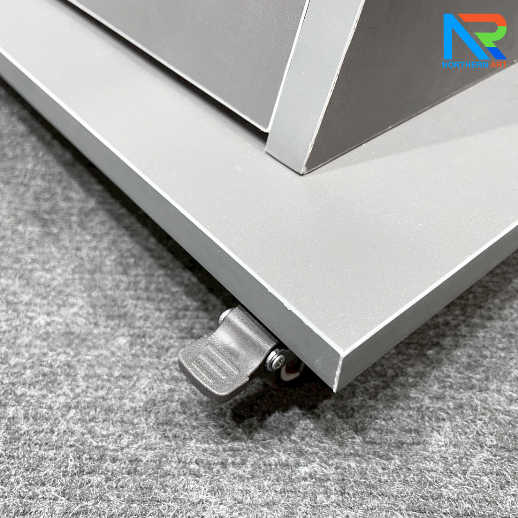 โพเดียมไม้ สีเทา TOPเอียง ขนาด (W)60 x (L)50 x (H)108 cm. พร้อมล้อเลื่อนและชั้นวางของ