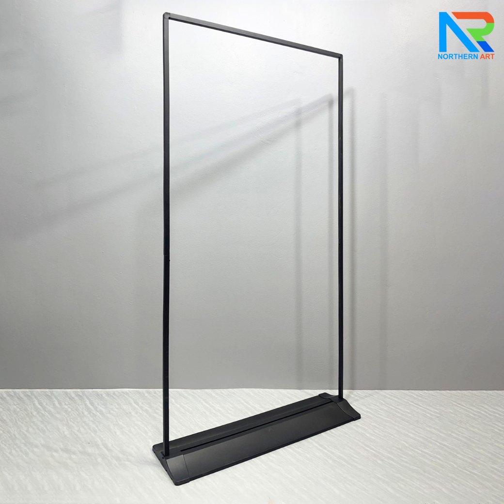 ป้ายตั้งพื้น รุ่นแขวน ฐานพลาสติกขึ้นรูป ขนาด (W)100 x (H)200 ซม. โครงเหล็กสีดำ พร้อมขอแขวน 4 มุมถอดประกอบได้ เคลื่อนย้ายสะดวก