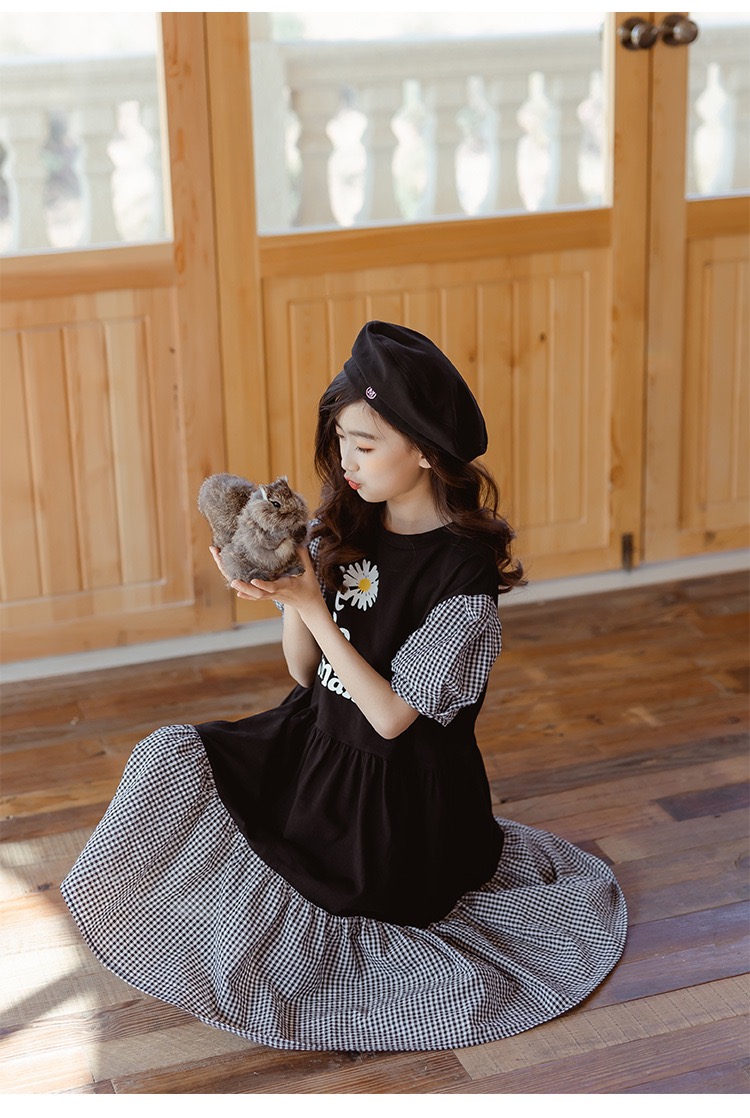 เดรสยาวแขนตุ๊กตาสีดำ สกรีนลายช่วงอก แต่งผ้าลายสก็อตที่แขนและชายกระโปรง