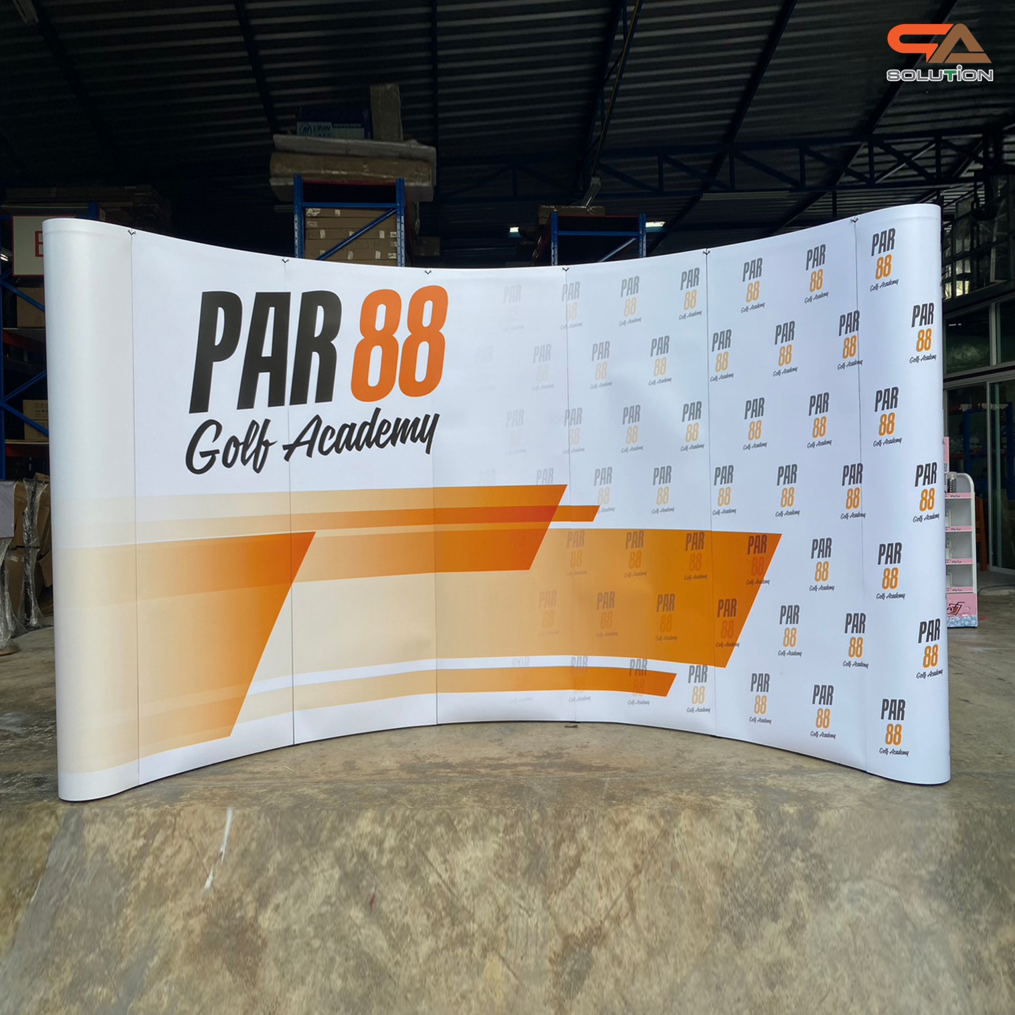 BACK DROP ฉากแบคดรอป รุ่นมน แบบโค้ง โครงอะลูมิเนียม ถอดประกอบได้ พร้อมงานพิมพ์+โคมไฟ พร้อมกระเป๋าล้อลาก 1 ใบ