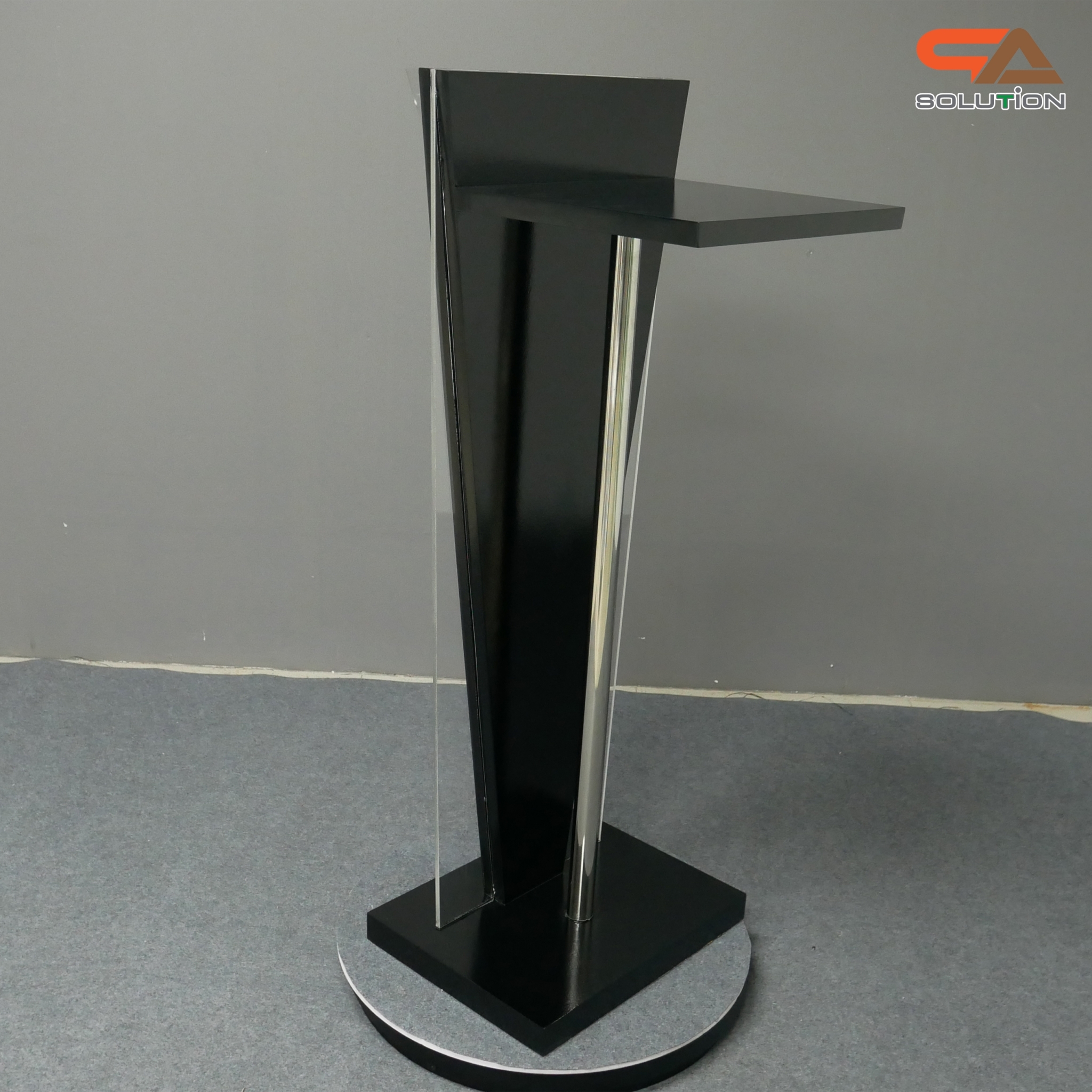 โพเดียมไม้สีดำ ทรงสามเหลี่ยม ขนาด (W) 45 x (L) 35 x (H) 120 cm. ด้านข้างอะคริลิคใส หนา 8 มม. ด้านหน้าอะคริลิคใส ติดหมุด สำหรับติดโลโก้