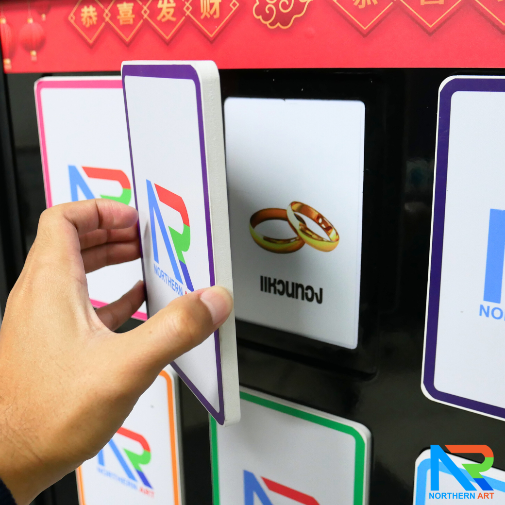 เกมส์เปิดป้ายอั่งเปา 9 ช่อง ขนาด (W)60 x (D)50 x (H)150 cm.พร้อมล้อเลื่อน เคลื่อนย้ายสะดวก