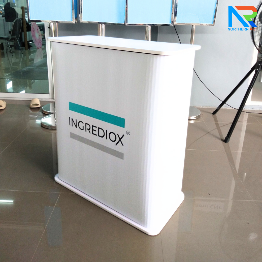 เคาน์เตอร์ออกบูธ ทรงเหลี่ยม ขนาด(W)80 X (D)40X (H)93.7 cm. ถอดประกอบได้ เคลื่อนย้ายสะดวก พร้อมกระเป๋า 1 ใบ