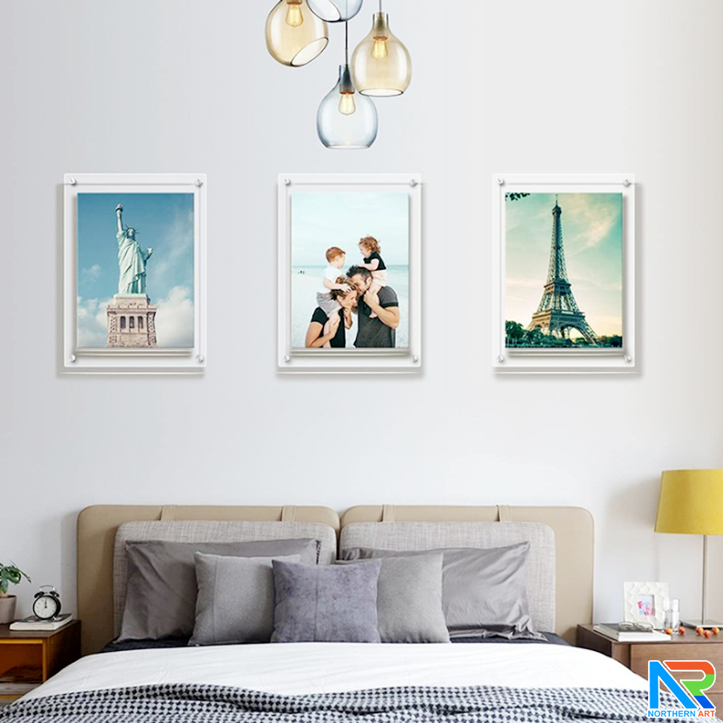 กรอบรูป อะคริลิคใสติดผนัง อะคริลิคสองแผ่นประกบกันยึดแน่นด้วยหมุดทั้ง 4 มุม รูปภาพใส่ตรงกลางระหว่างอะคริลิค ติดตั้งง่าย