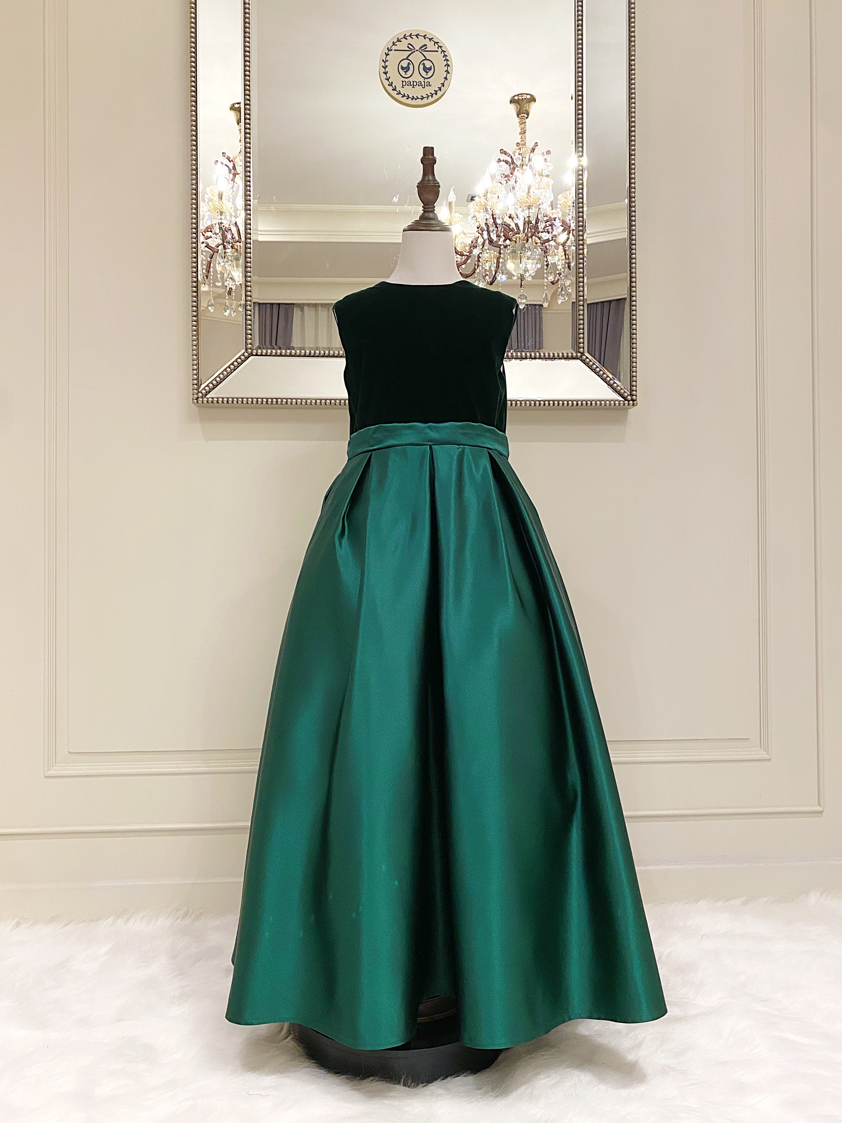 เดรสราตรียาวสีเขียวแขนกุด สีเขียวสวยผู้ดีมาก ดีเทลกำมะหยี่ตัดกับช่วงล่างผ้าซาติน ด้านหลังมีโบว์