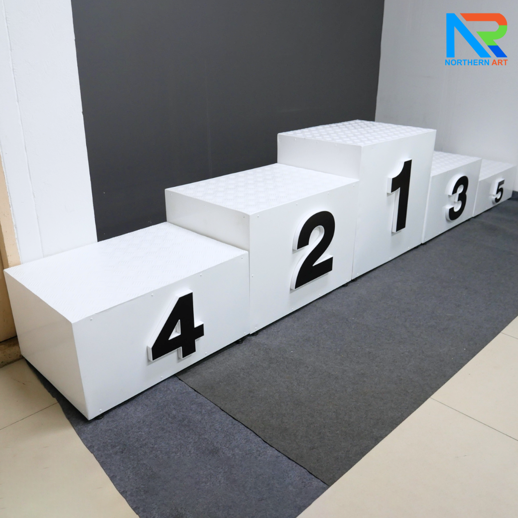 แท่นยืนรับรางวัล 1-2-3-4-5 ขนาด (W)350 x (D)50 x (H)65 cm. โครงเหล็ก ทำสีขาว พร้อมตัวเลข 1-2-3-4-5 (สั่งทำสีตามความต้องการได้)