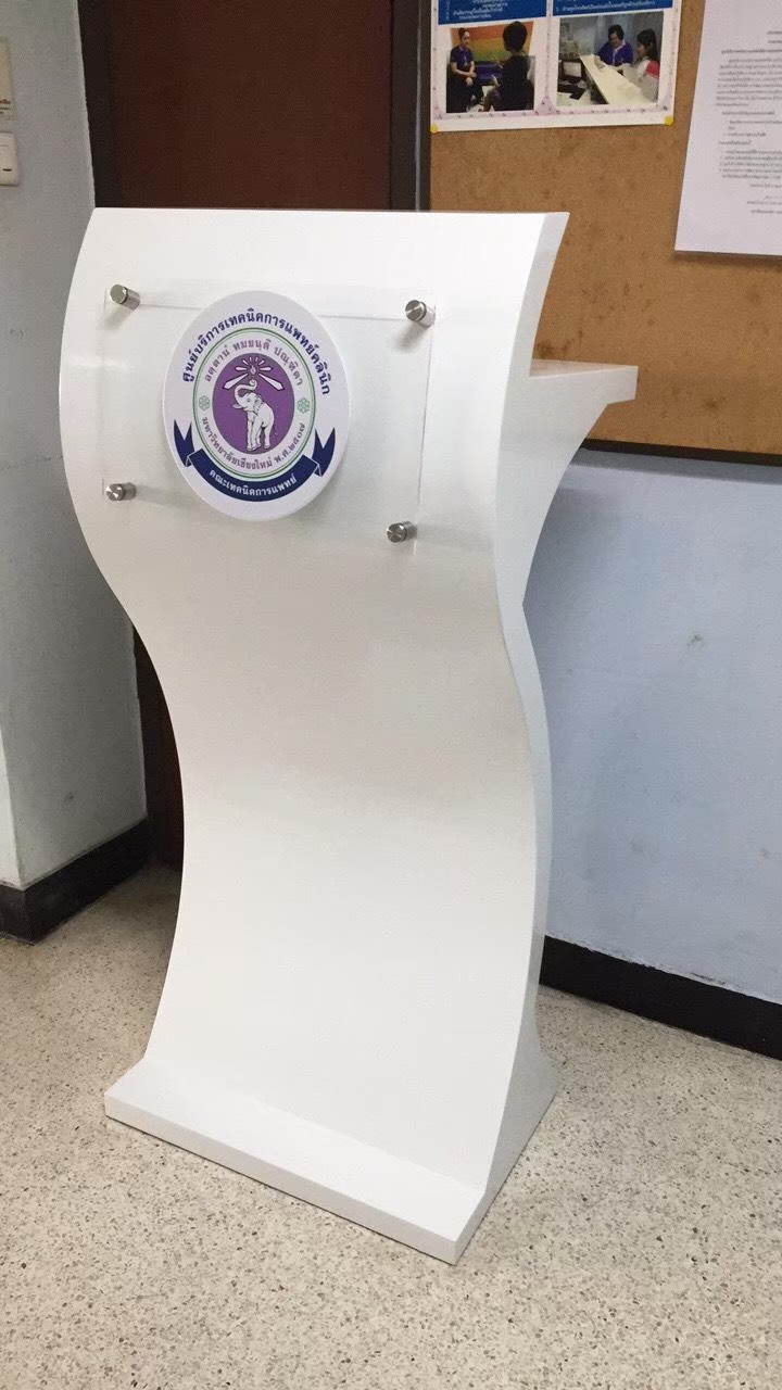 โพเดียมไม้ สีขาว ทรง S ขนาด (W)55 x (L)35 x (H)119 ซม. พร้อมอะคริลิคติดหมุดด้านหน้า สำหรับติดโลโก้