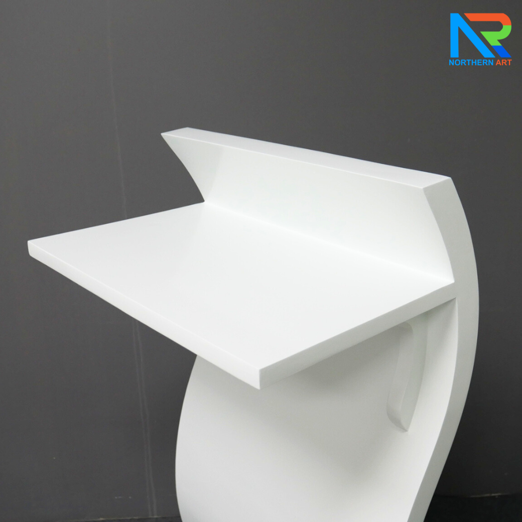 โพเดียมไม้ สีขาว ทรง S ขนาด (W)55 x (L)35 x (H)119 ซม. พร้อมอะคริลิคติดหมุดด้านหน้า สำหรับติดโลโก้