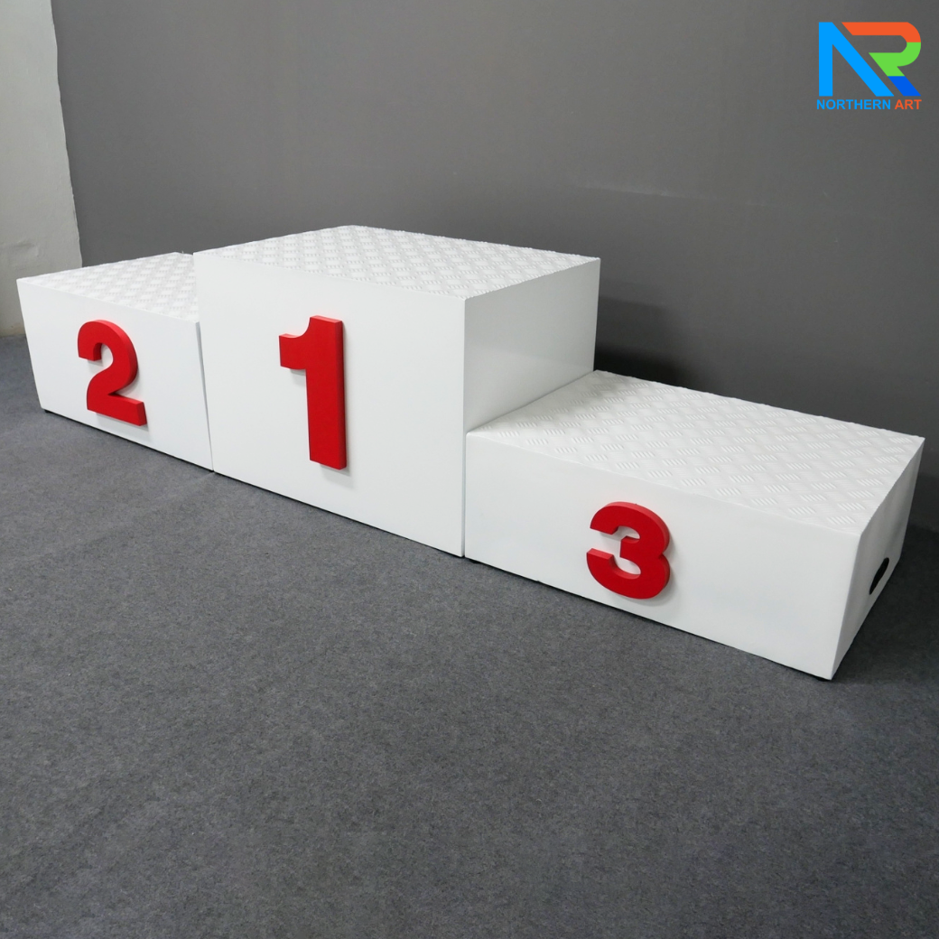 แท่นยืนรับรางวัล 1-2-3 ขนาด (W)210 x (D)50 x (H)50 cm. โครงเหล็ก ทำสีขาว พร้อมตัวเลข 1-2-3 (สั่งทำสีตามความต้องการได้)