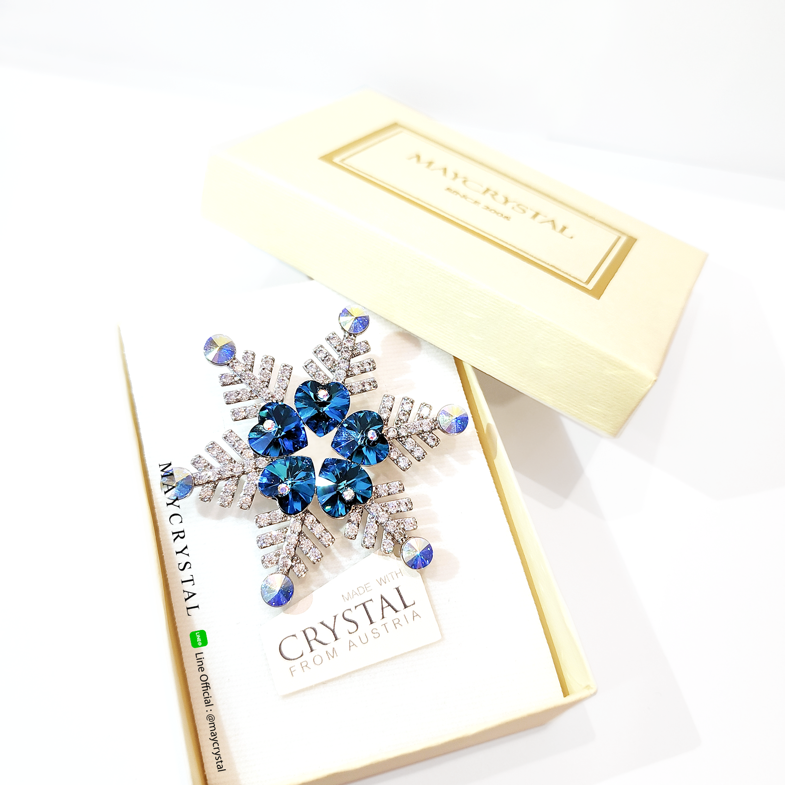 เข็มกลัดคริสตัลจากประเทศออสเตรีย (Embellished with Crystals from Austria)