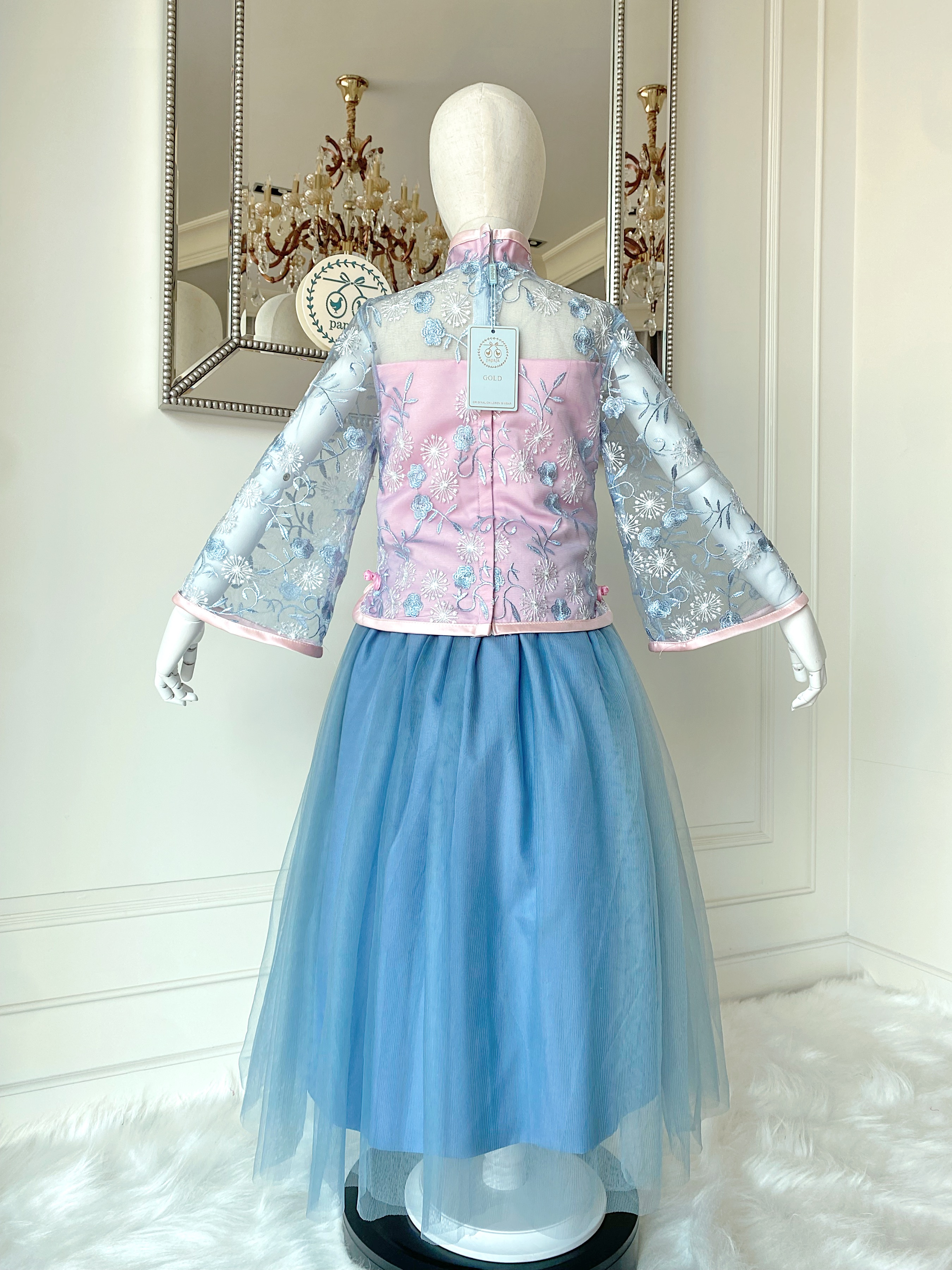 เซตเสื้อแขนยาวกี่เพ้าและกระโปรงยาวสีฟ้า ผ้าลูกไม้ฉลุสวยหวาน ดีเทลประดับพู่สีชมพูที่กระโปรง