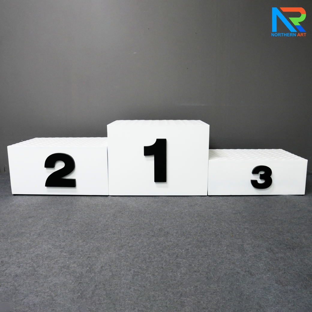 แท่นยืนรับรางวัล 1-2-3 ขนาด (W)210 x (D)50 x (H)50 cm. โครงเหล็ก ทำสีขาว พร้อมตัวเลข 1-2-3 (สั่งทำสีตามความต้องการได้)