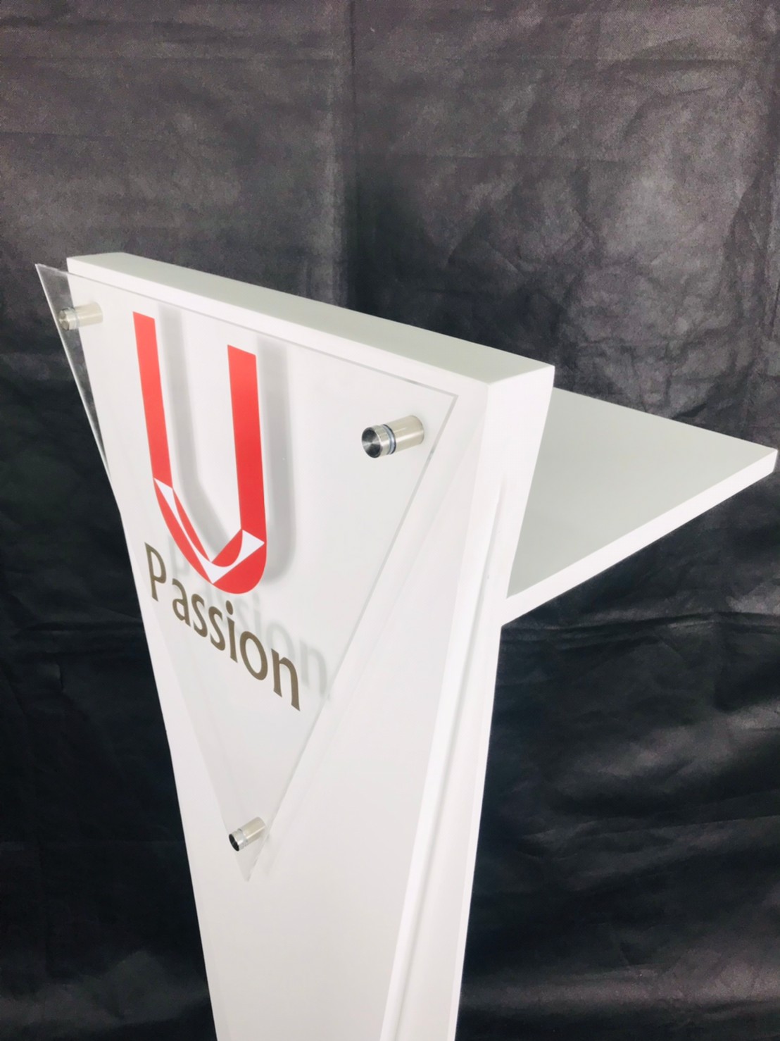 เช่าโพเดียมไม้สีขาว ทรงสามเหลี่ยม Triangle White Podium สีขาว ด้านหน้าอะคริลิคใส ติดหมุด (เฉพาะสาขาเชียงใหม่)