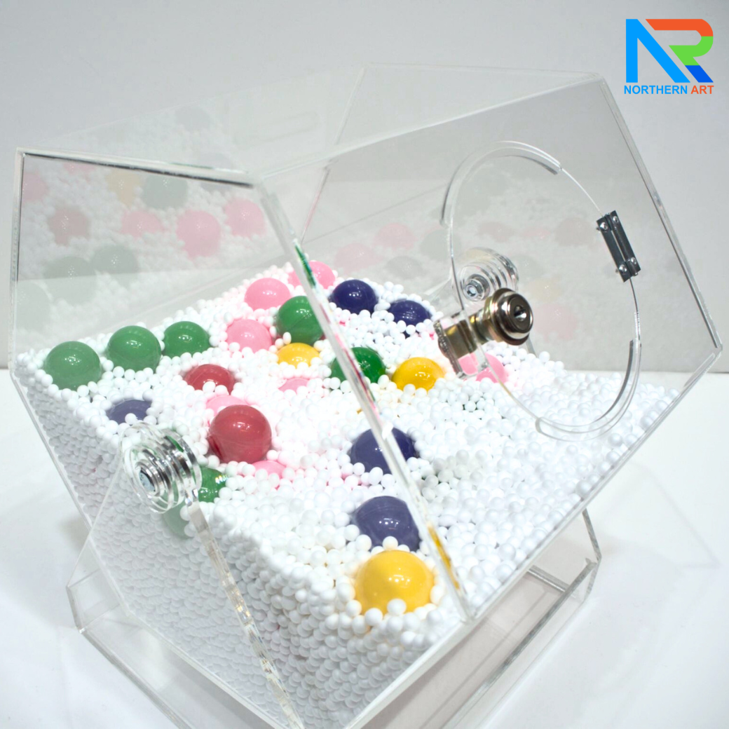 กล่องจับรางวัลอะคริลิค 6 เหลี่ยม ตั้งโต๊ะ ขนาดกล่อง (W)30 x (D)39 cm. มือหมุน ฝาปิดมีกุญแจล็อค แกนหมุนอย่างดี