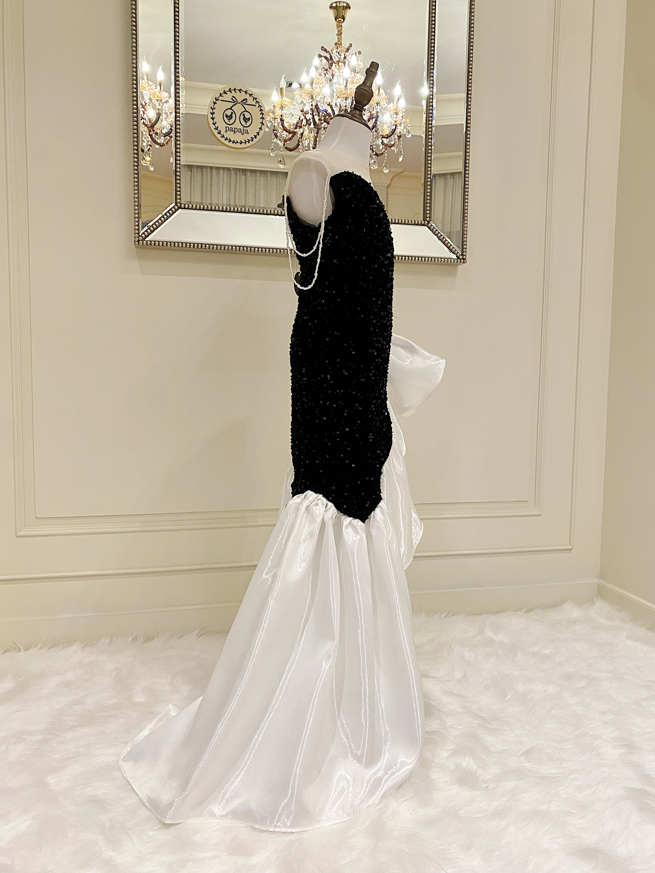 เดรสออกงานราตรียาวแขนกุด สีดำปักเลือม ดีเทลไข่มุกห้อยระย้าที่หัวไหล่