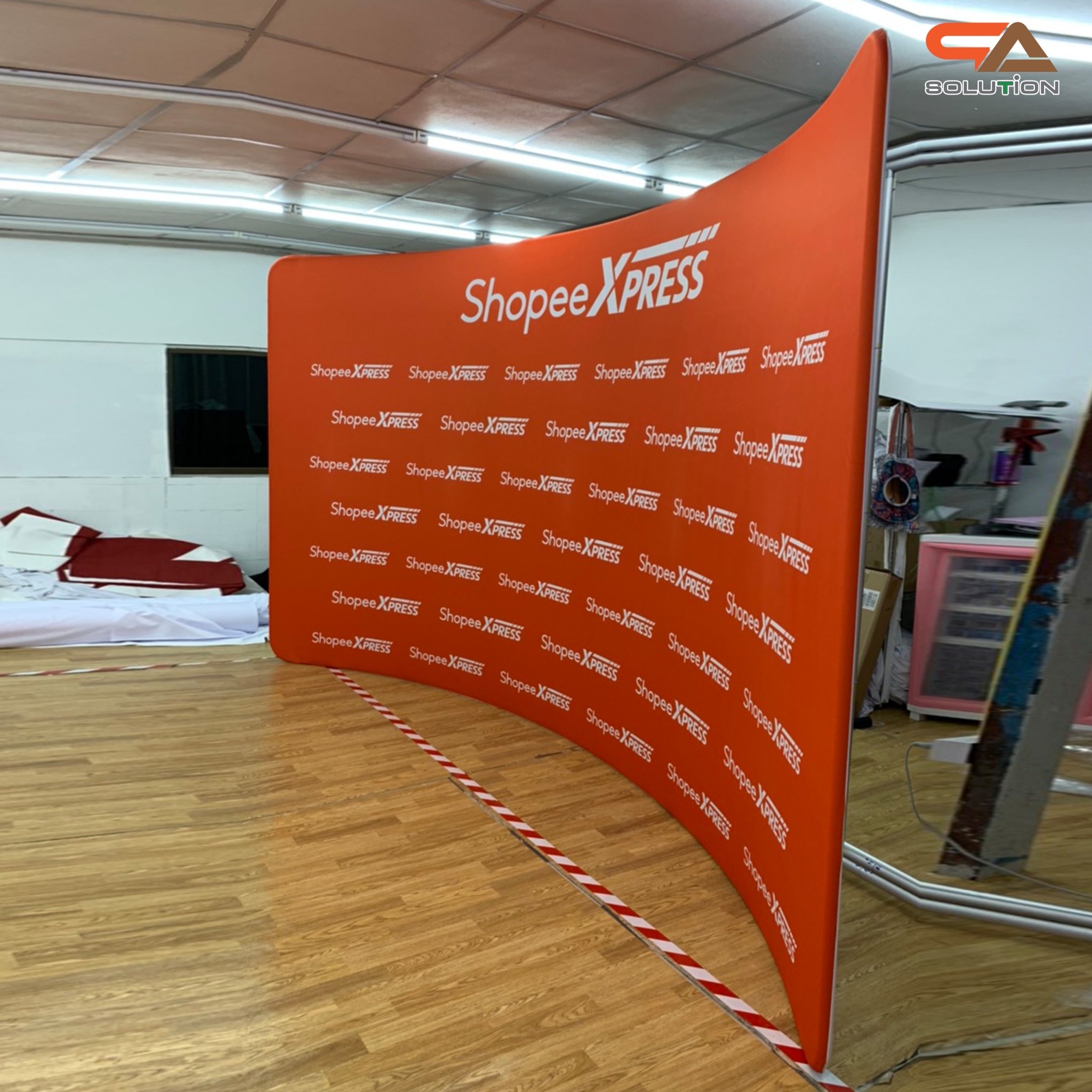 แบคดรอปผ้า Fabric Backdrop รุ่น Curved wall รุ่นโค้ง ขนาด (W)243.8-596 x (H)228 cm.โครงอะลูมิเนียม ถอดประกอบได้ พร้อมกระเป๋าใส่อุปกรณ์ 1 ใบ