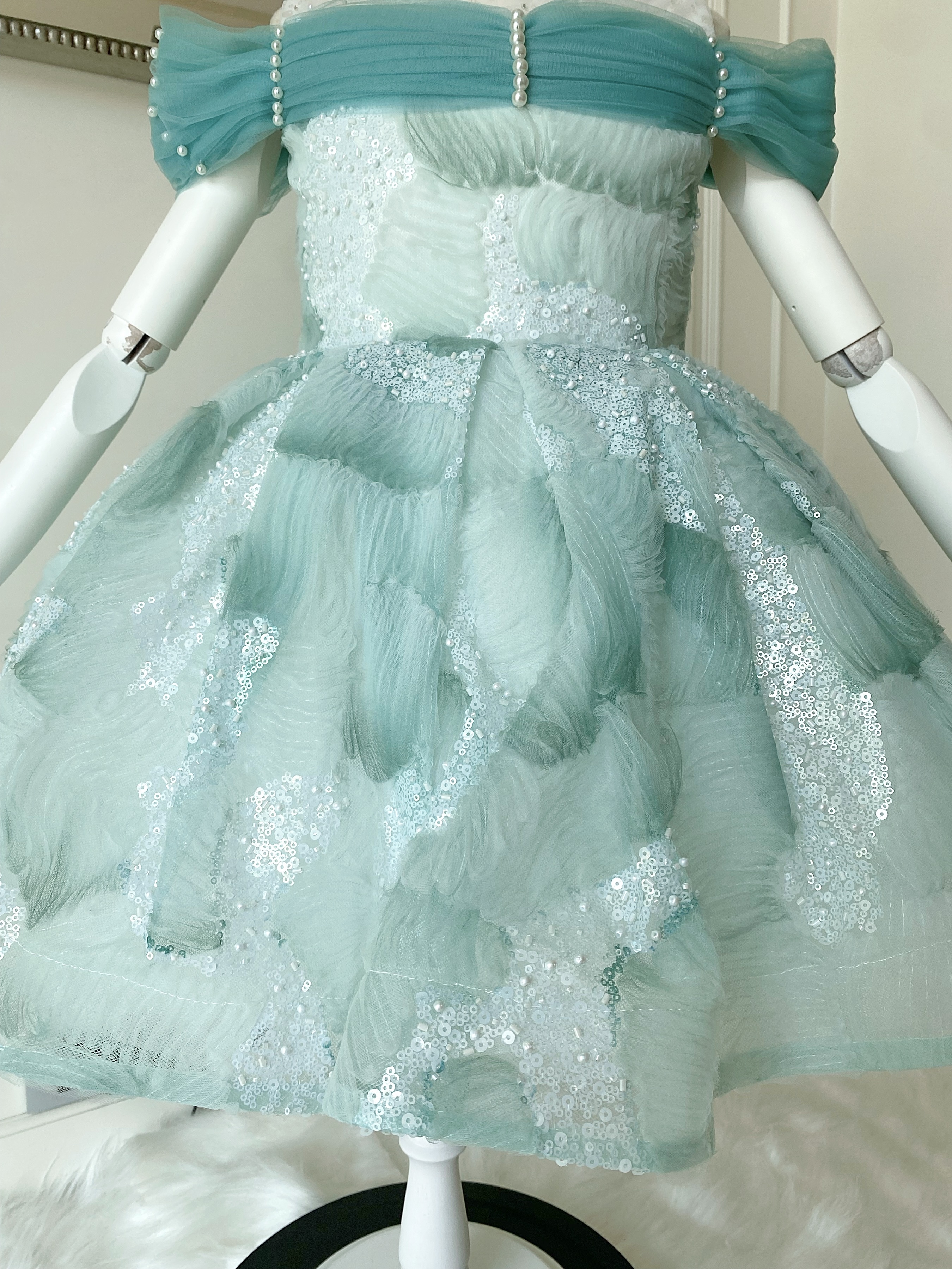 เดรสออกงานราตรีสั้นแขนกุด โทนฟ้าพาสเทลหวานๆ ผ้าลายดอกไม้สวยมาก ดีเทลแต่งผ้าทูลส์รอบไหล่