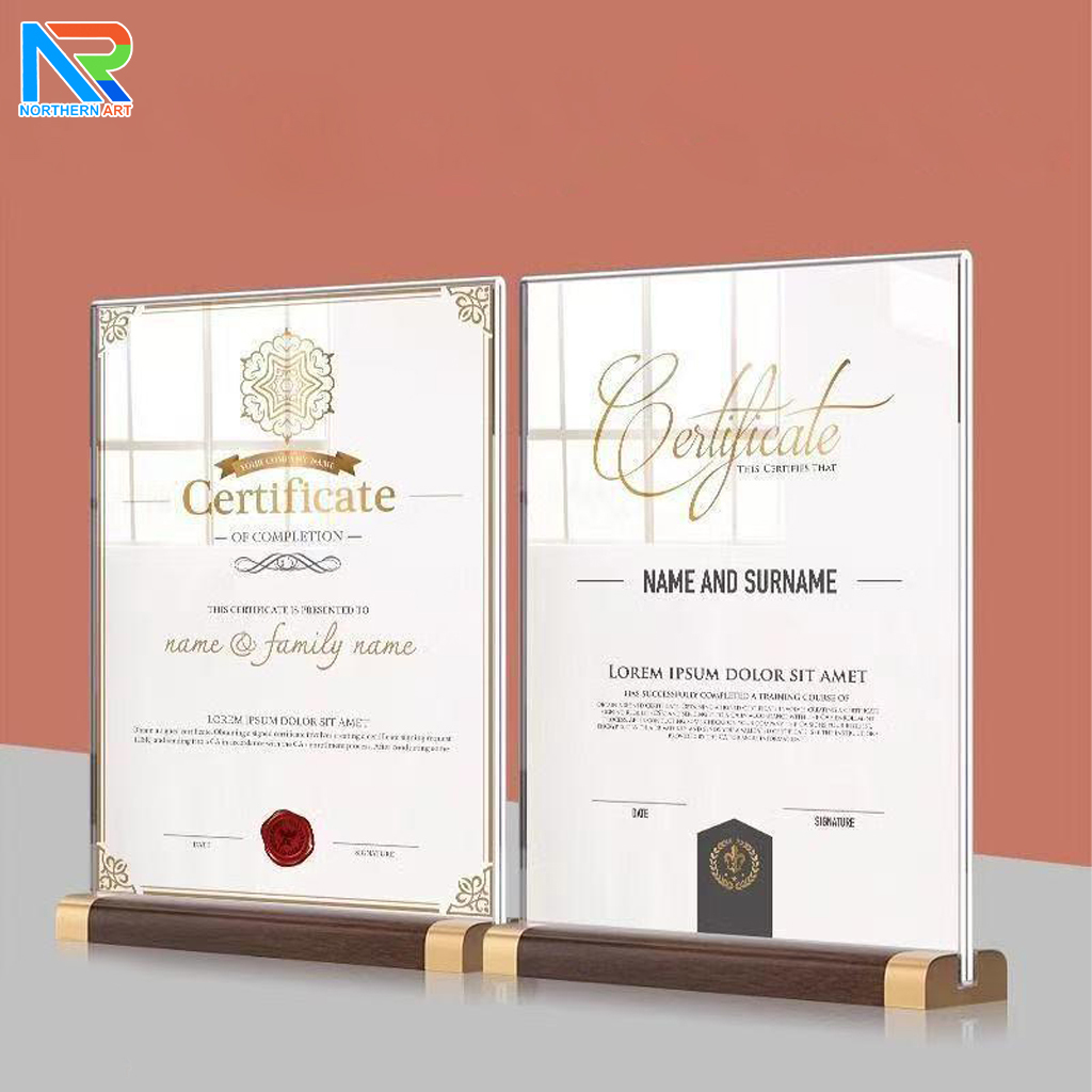 ป้ายตั้งโต๊ะ A4 ฐานไม้ พร้อมอะคริลิคใส สอดงานพิมพ์ด้านข้าง โชว์งานพิมพ์ 2 ด้าน