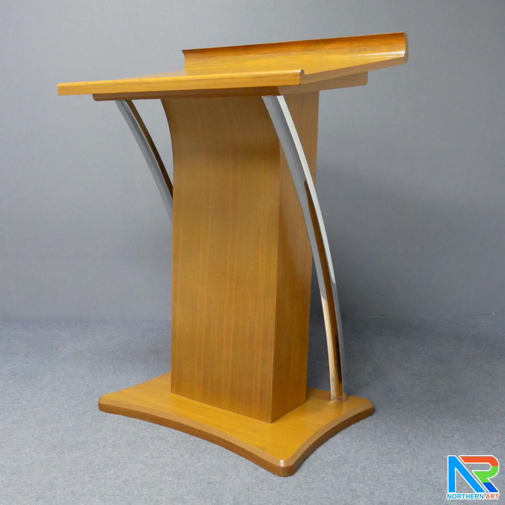 โพเดียมไม้ ยืนคู่ สีสัก ขนาด (W) 90x (L) 63 x (H) 120 cm. ตกแต่งเสาโค้งสแตนเลสเกรด 304