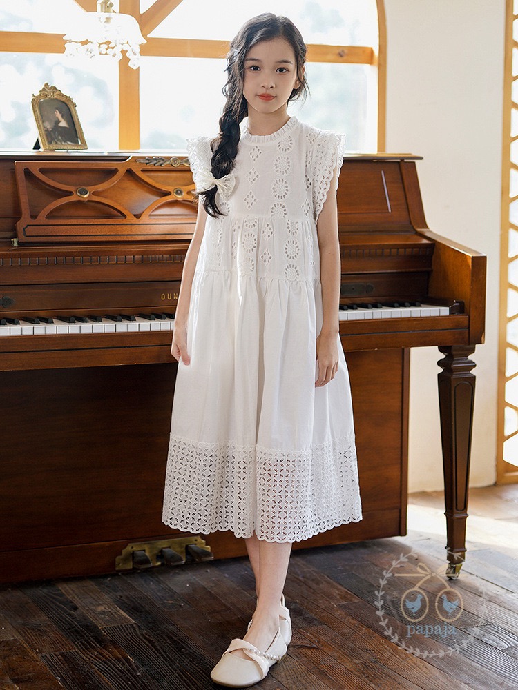 เดรสแขนกุดผ้าลูกไม้ฉลุสีขาวออฟไวท์