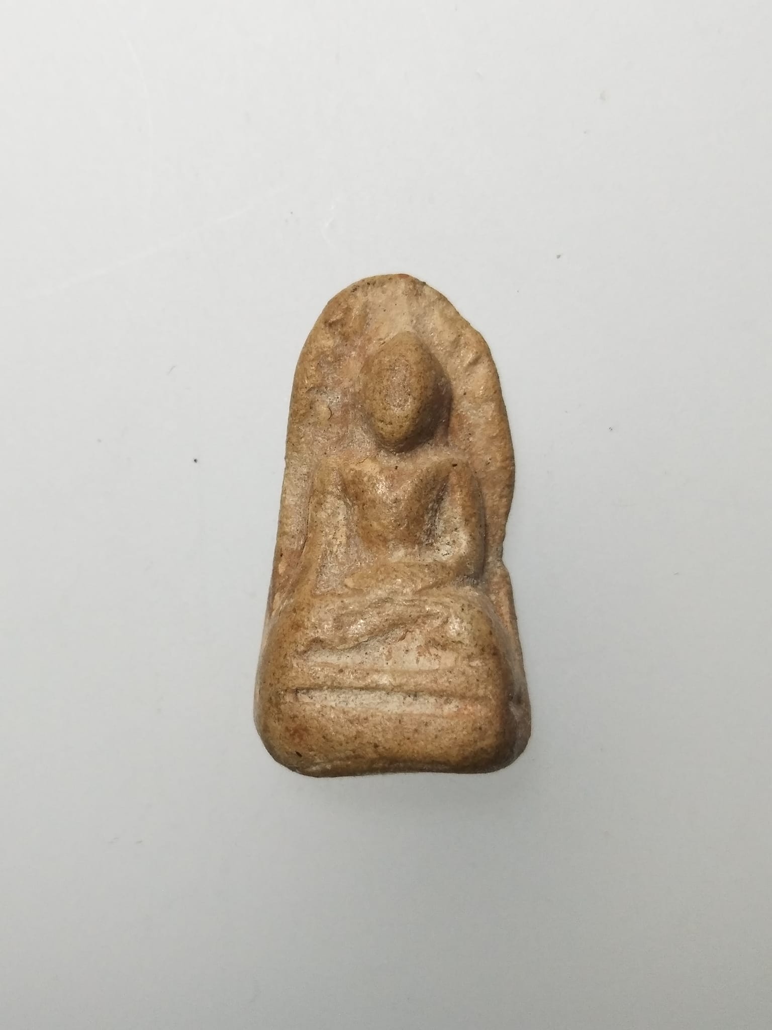 F015 พระรอด