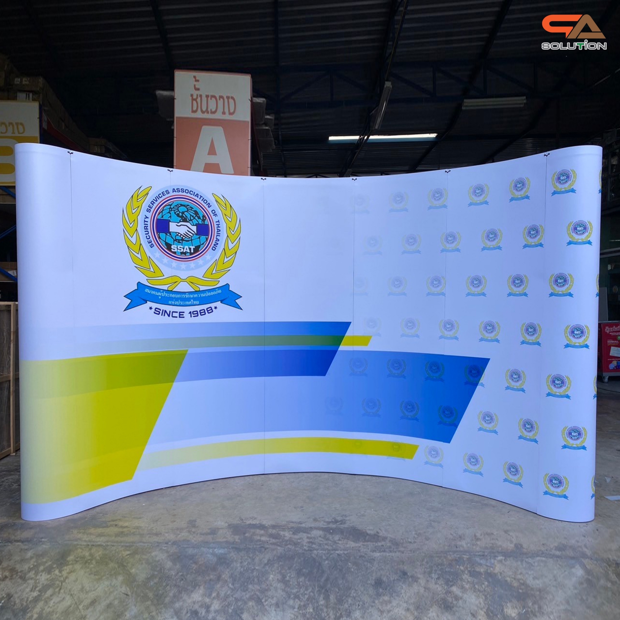 BACK DROP ฉากแบคดรอป รุ่นมน แบบโค้ง โครงอะลูมิเนียม ถอดประกอบได้ พร้อมงานพิมพ์+โคมไฟ พร้อมกระเป๋าล้อลาก 1 ใบ