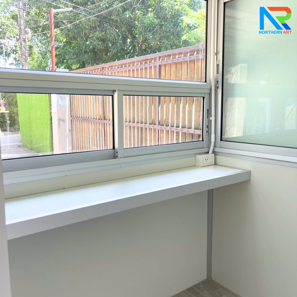 ป้อมยามสำเร็จรูป รุ่น ISOWALL ขนาด (W)2.00 x (L)2.00 X (H)2.50 ม.โครงสร้างเหล็ก ผนังISOWALL หนา 50 มม.กรอบประตู-หน้าต่าง อะลูมิเนียมสีเงิน