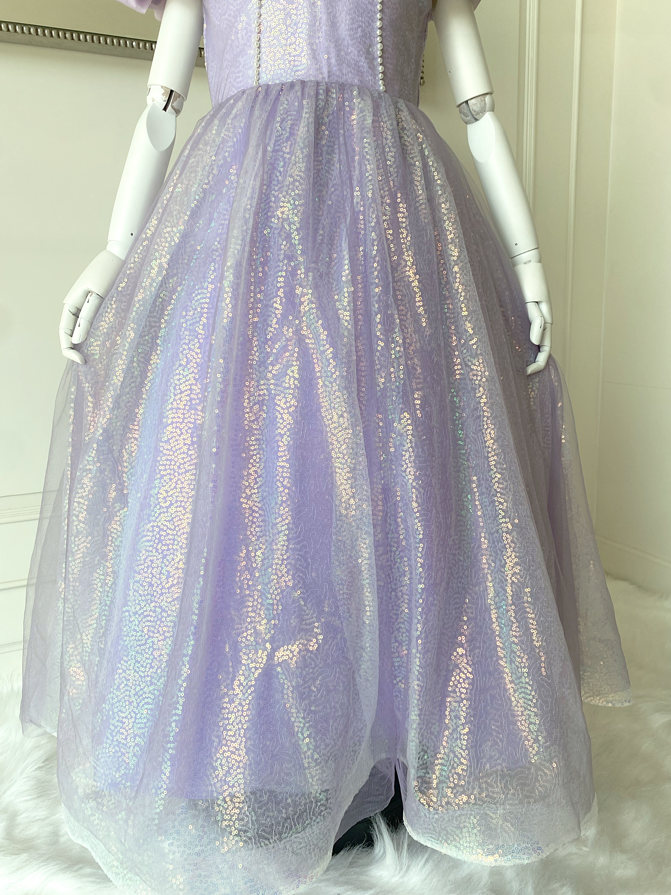 เดรสราตรียาวสี่ส่วน สีม่วงพาสเทล แขนกุด ดีเทลจับเดรปรอบไหล่ ผ้าปักเลื่อมวิ้งๆ สวยมากๆ