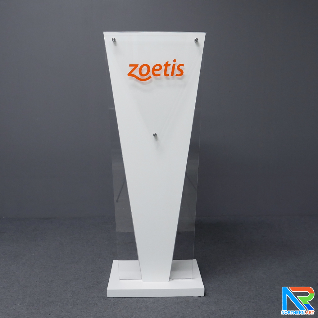 โพเดียมไม้สีขาว ทรงสามเหลี่ยม ขนาด (W) 45 x (L) 35 x (H) 120 cm. ด้านข้างอะคริลิคใส หนา 8 มม. ด้านหน้าอะคริลิคใส ติดหมุด สำหรับติดโลโก้