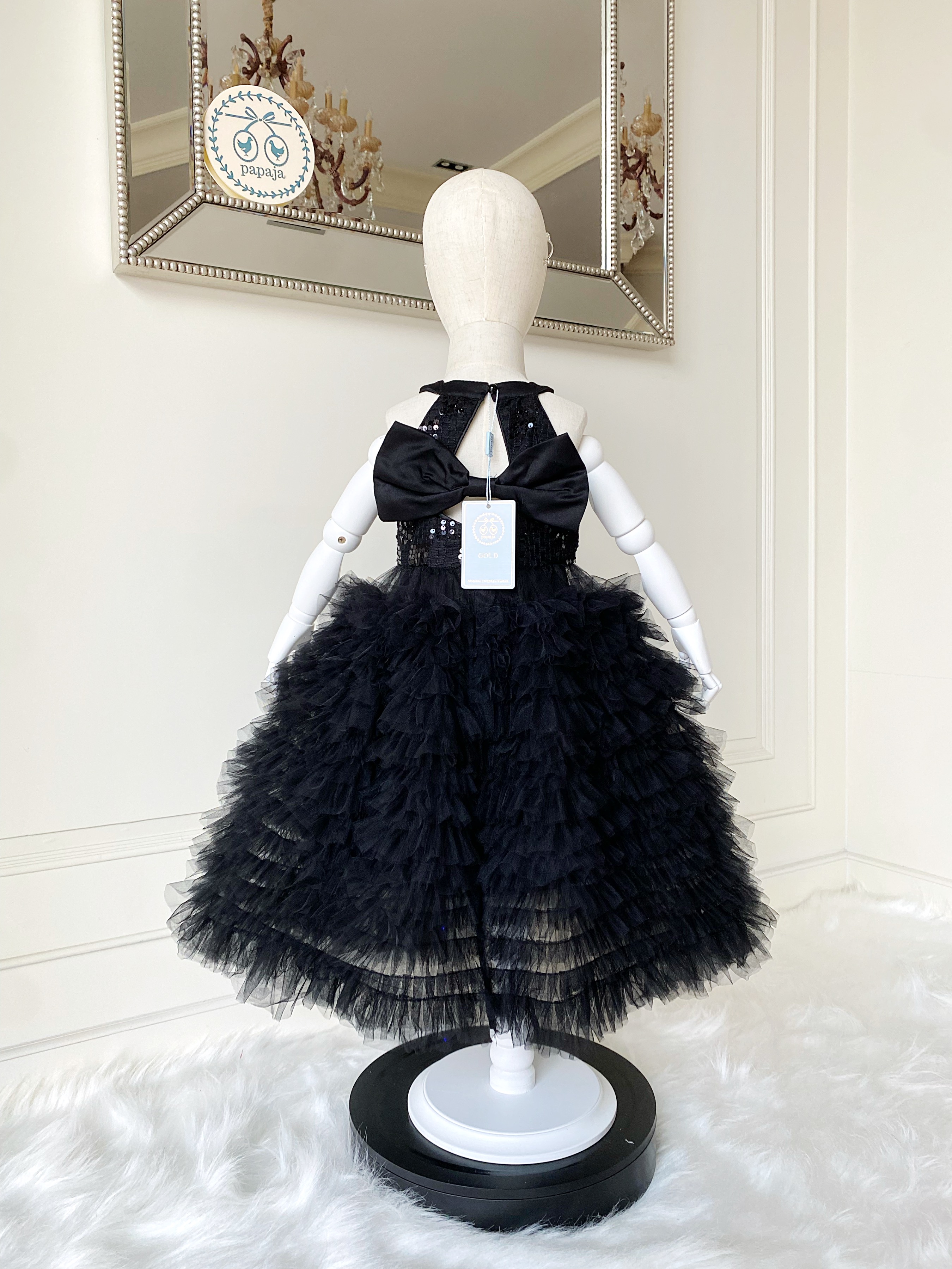 เดรสราตรียาวสี่ส่วนสีดำแขนกุก ดีเทลหลังเว้าประดับโบว์ กระโปรงจับเดรปฟูน่ารัก